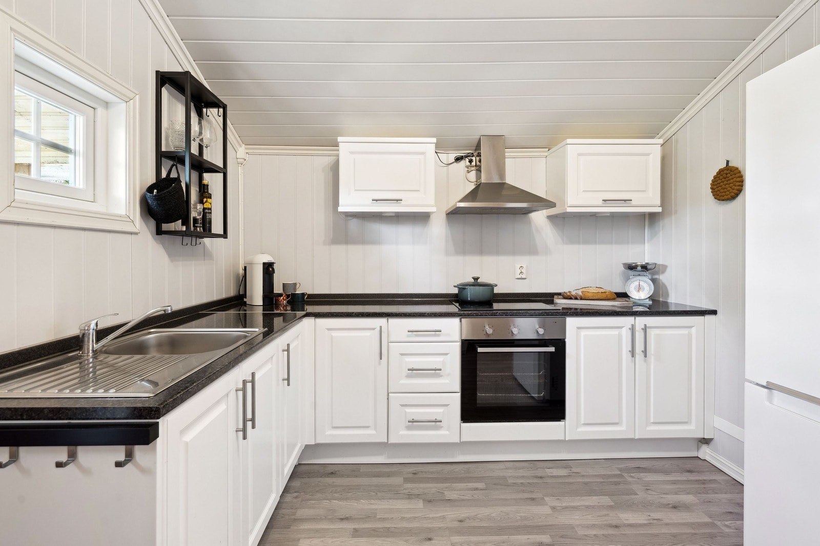 Kjøkkenet fra 2015 er lyst og moderne med mye skap- og benkeplass. Kjøleskap med frysedel er fra 2020. Galleribilde