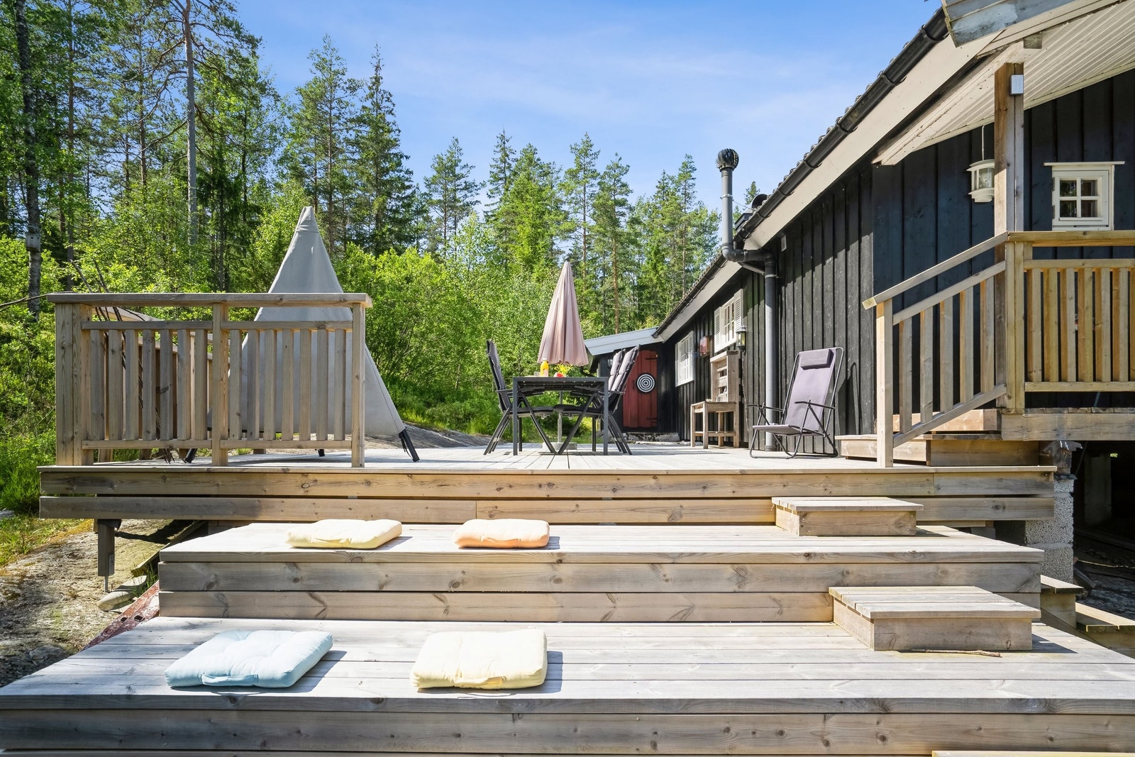 Den store trappa fører fra hovedterrassen og ned til hagen. Trappa har store, dype trinn der storfamilien kan samles til kos i sola eller ved bålpanna. Galleribilde