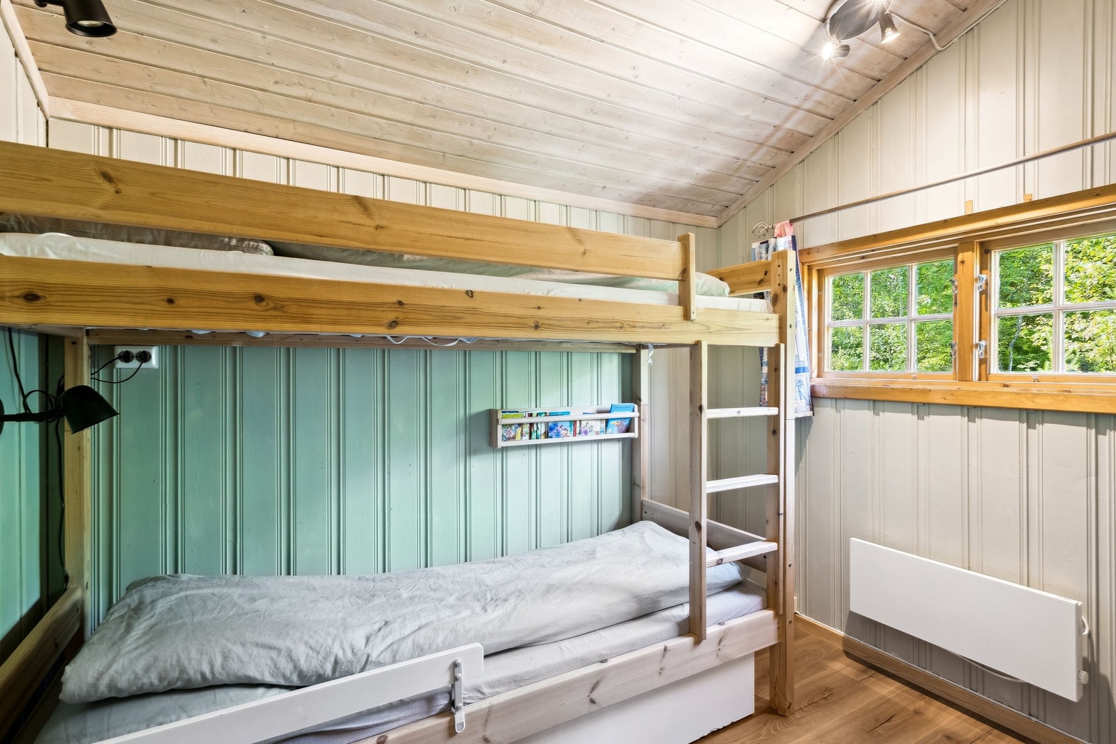 Soverom 2 - Et romslig rom med køyeseng og stor oppbevaringsskuff under senga. Galleribilde