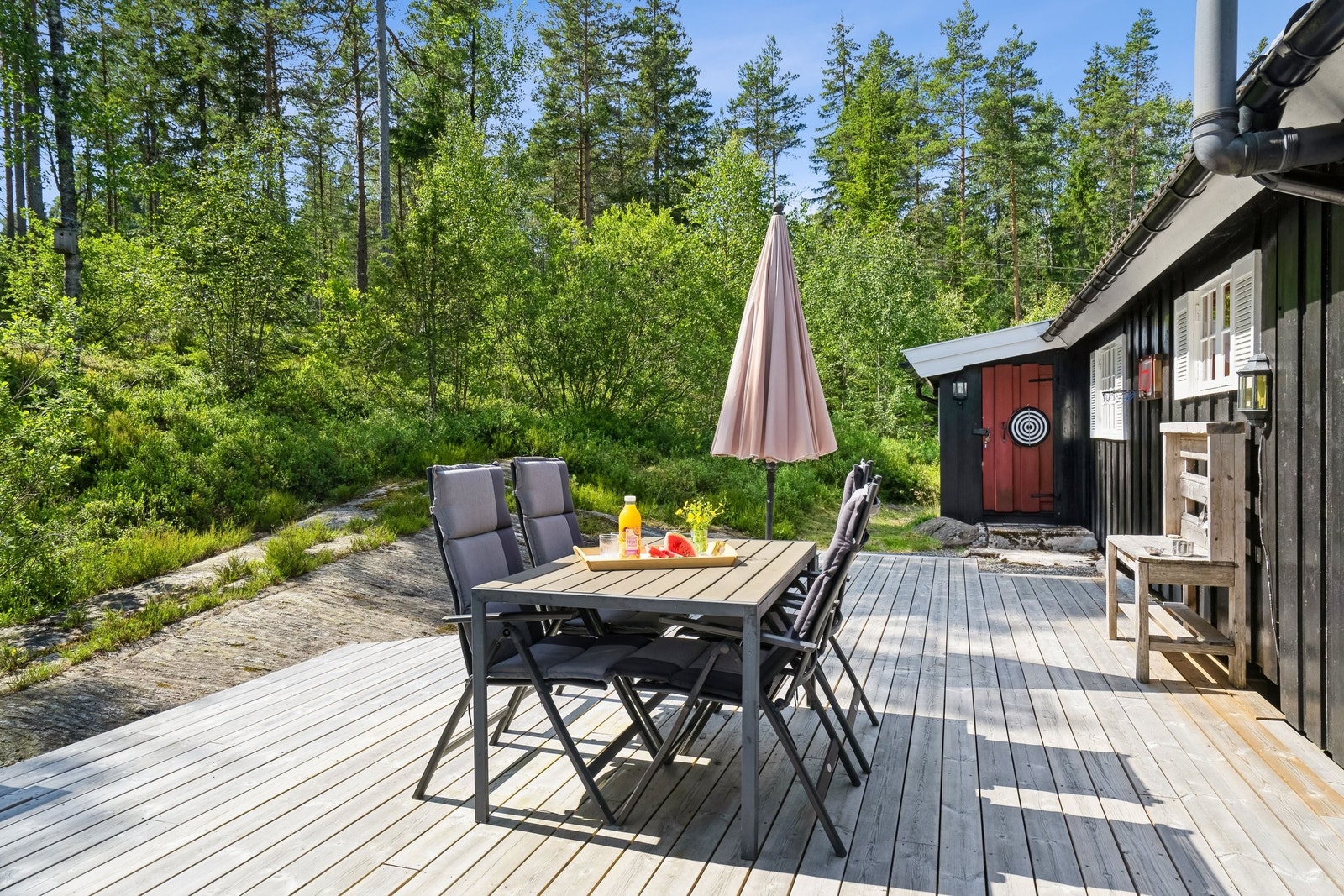 På hovedterrassen er det god plass til å nyte både frokost og middag i sola. Galleribilde