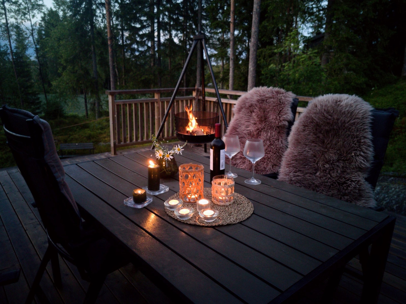 Kveldskos ved bålpanna. Hytta kan brukes hele året. Galleribilde