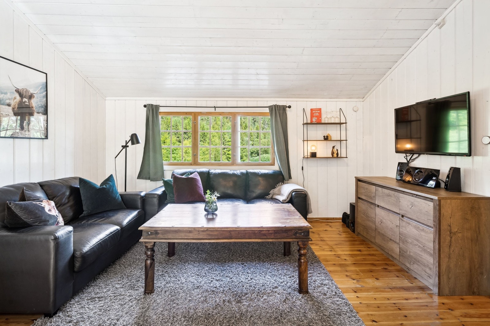Romslig sofakrok med utsikt over eiendommen. Galleribilde