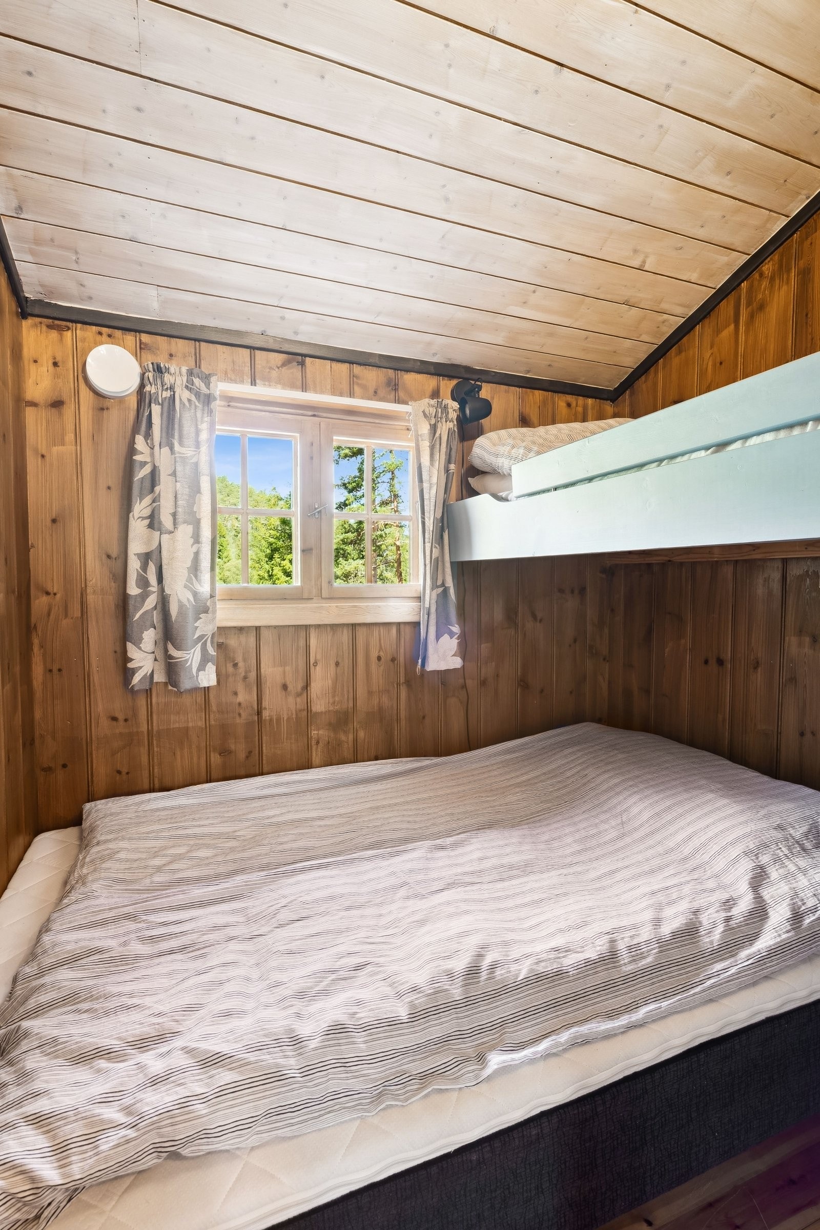 Soverom 4 - med plassbygget køyeseng øverst og en 120cm rammemadrass nederst. Her også er det plass til en liten kommode og lagring under senga. Galleribilde