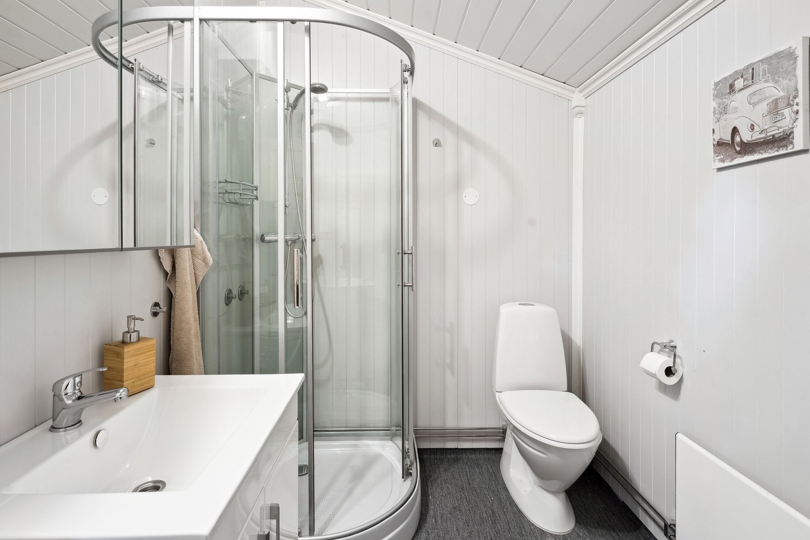 Badet er romslig, lyst og moderne. Det medfølger vaskemaskin fra 2020. Galleribilde