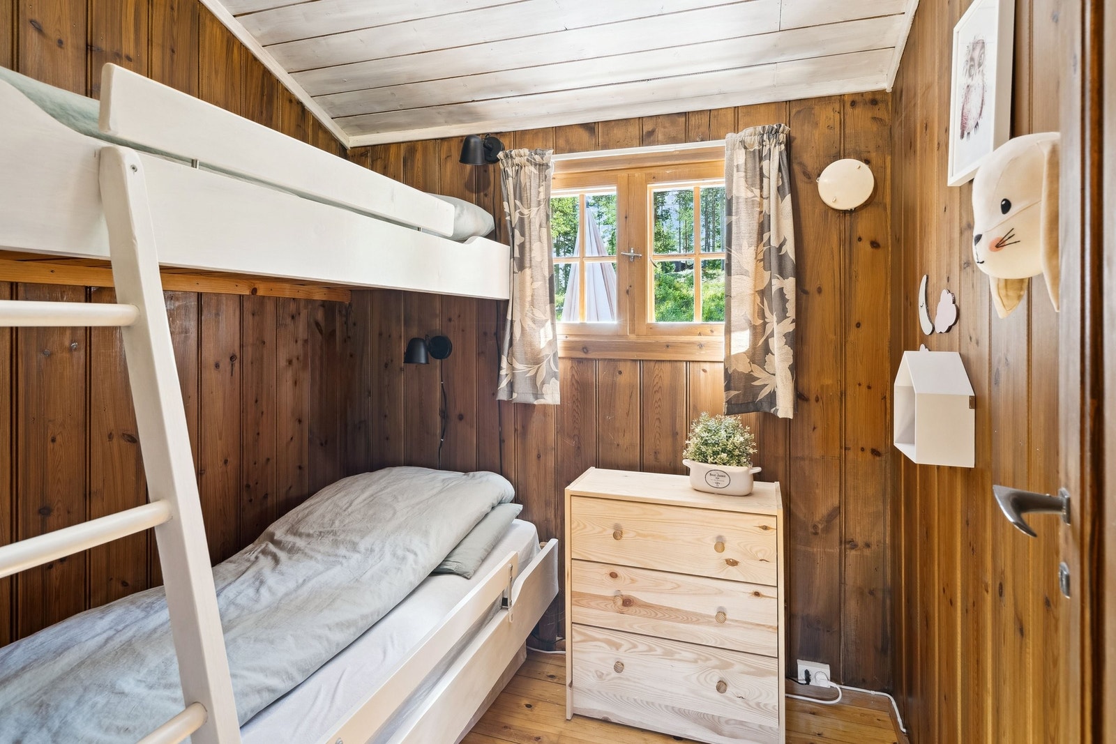Soverom 3 - med plassbygget køyeseng. Det er plass til kommode og lagring under senga. Galleribilde