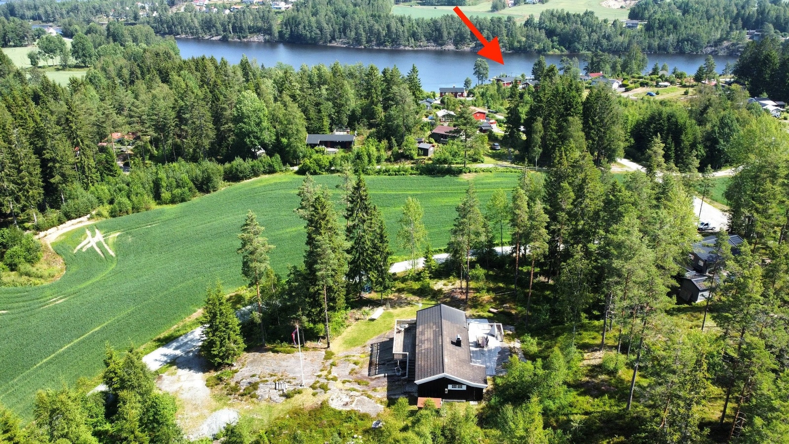 Oversiktsbilde mot nordøst. Båthavn/strand er merket med pil. Galleribilde