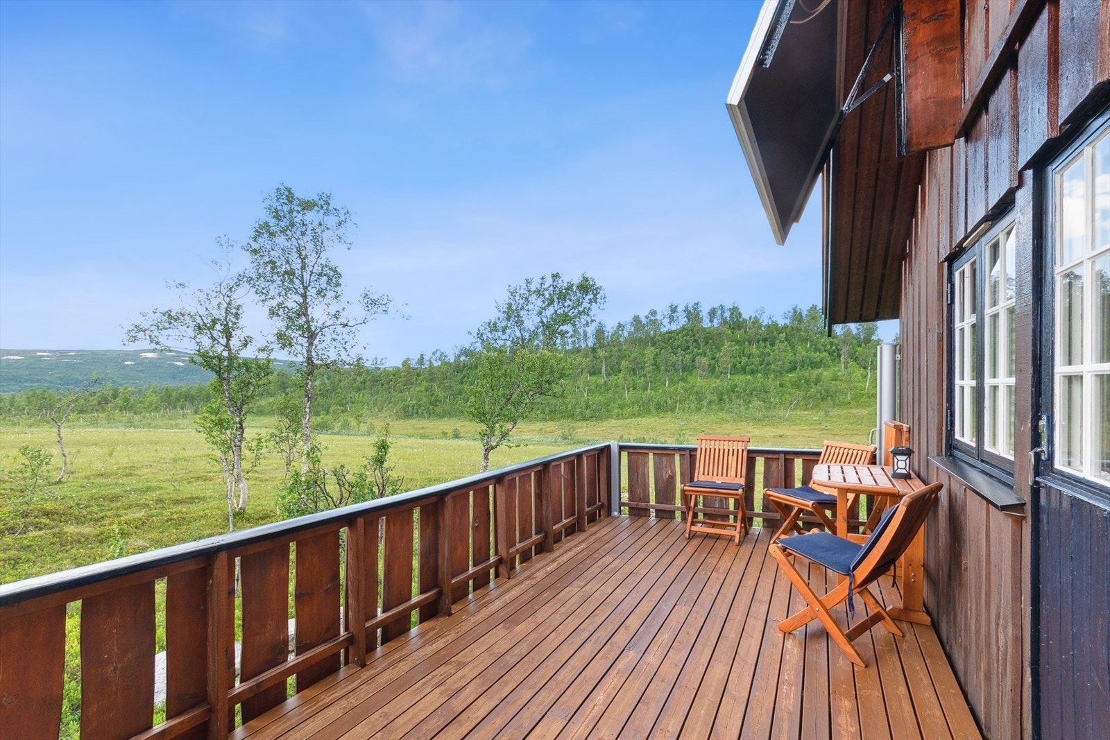 Terrassen har plass til hagemøbler og grillutstyr. Galleribilde