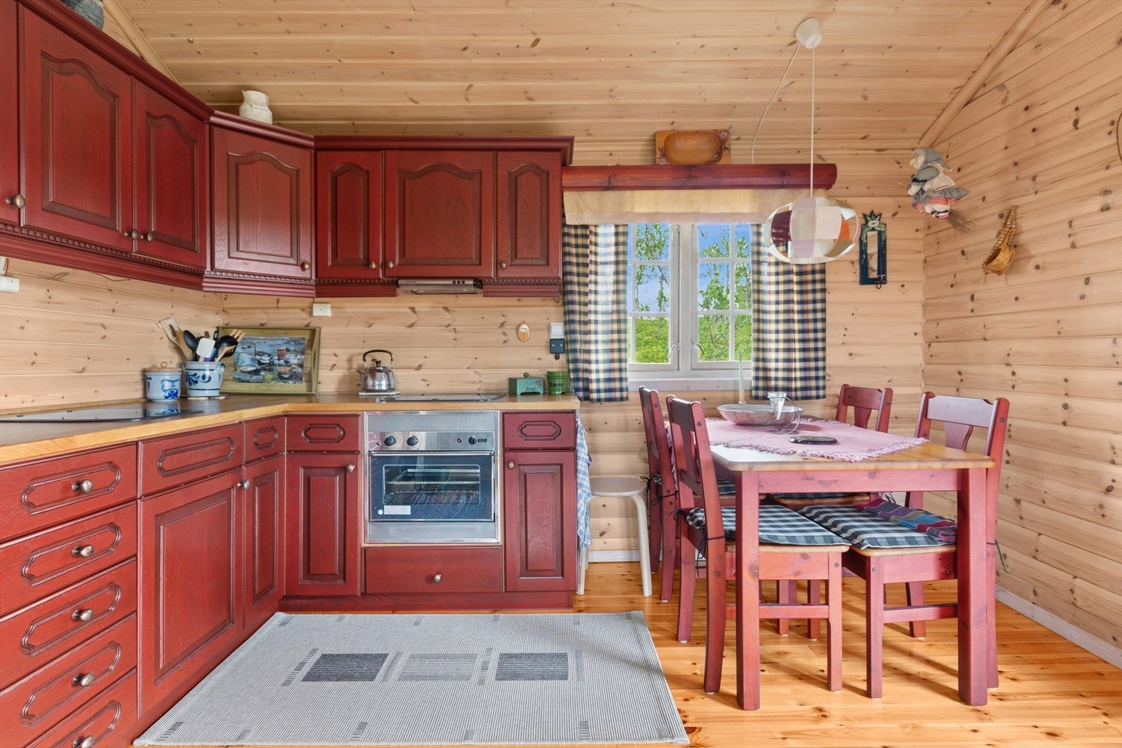 Fint kjøkken med profilerte fronter. Galleribilde