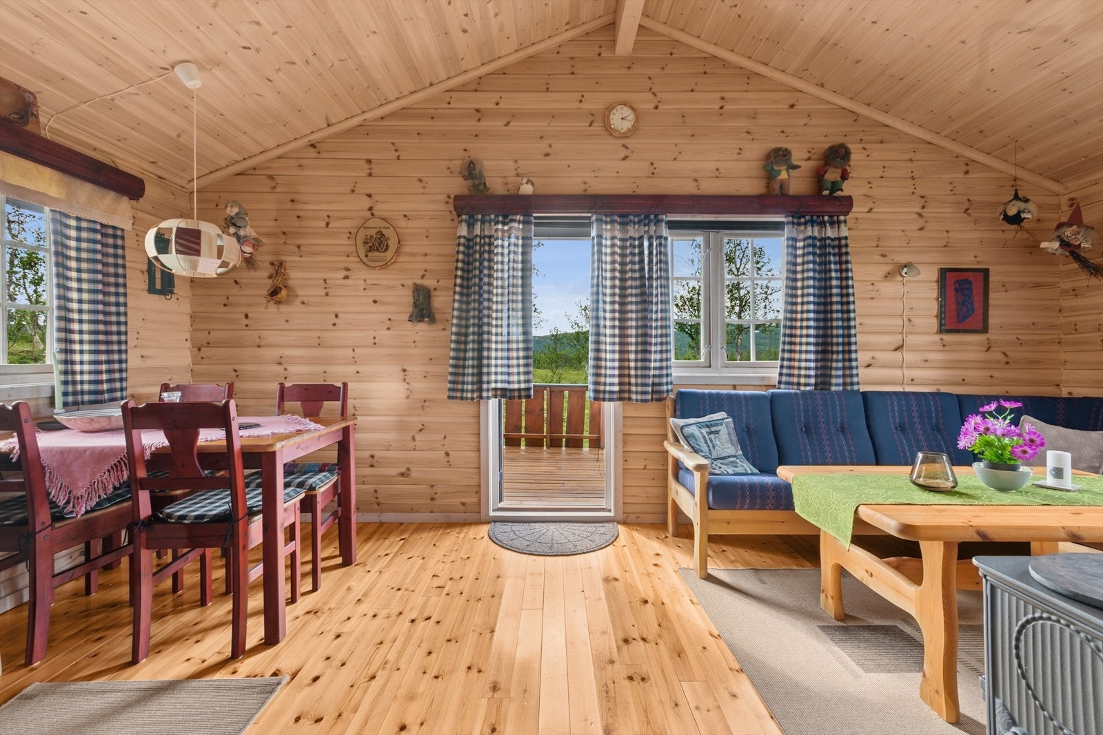 Lys og romslig stue med gode innredningsmuligheter til sofagruppe og tv-møblement. Galleribilde