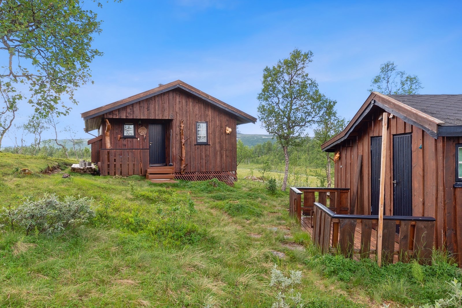 Eiendommen ligger vakkert til på sørsiden av Krokvatnet, ca. 450 meter over havet. Galleribilde