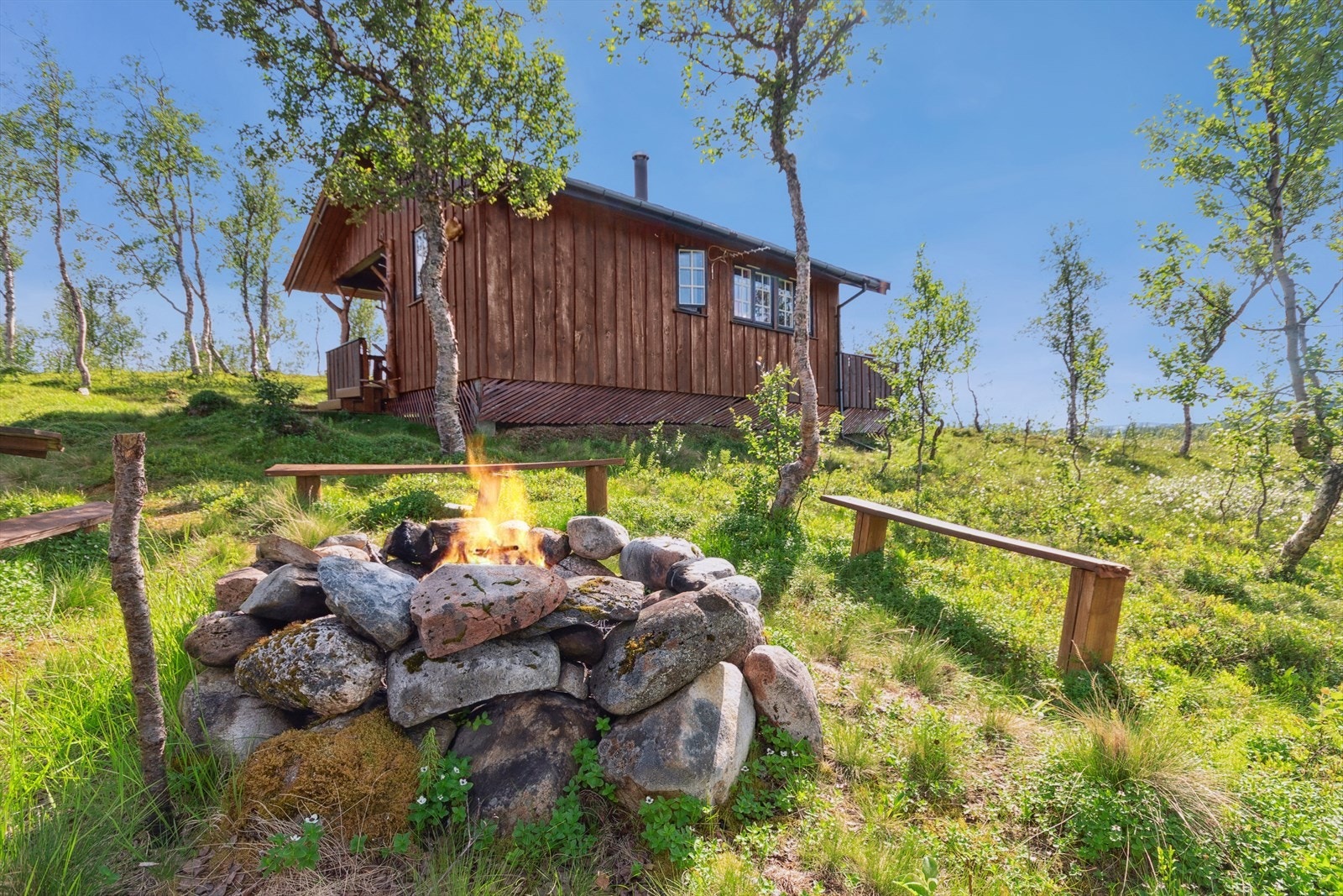 Her får du panoramautsikt over innsjøen og de omkringliggende fjellene - et perfekt sted for deg som søker ro, naturopplevelser og ekte hyttekos. Galleribilde