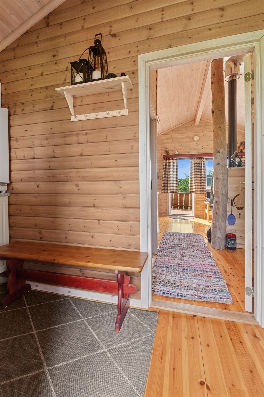 God plass til å henge fra seg ytterklær. Galleribilde