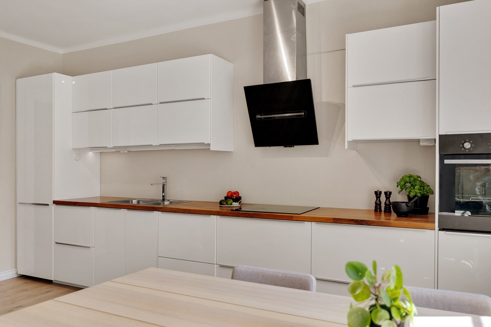 Integrerte hvitevarer bestående av kjøleskap med frys, platetopp, stekeovn og oppvaskmaskin. Galleribilde