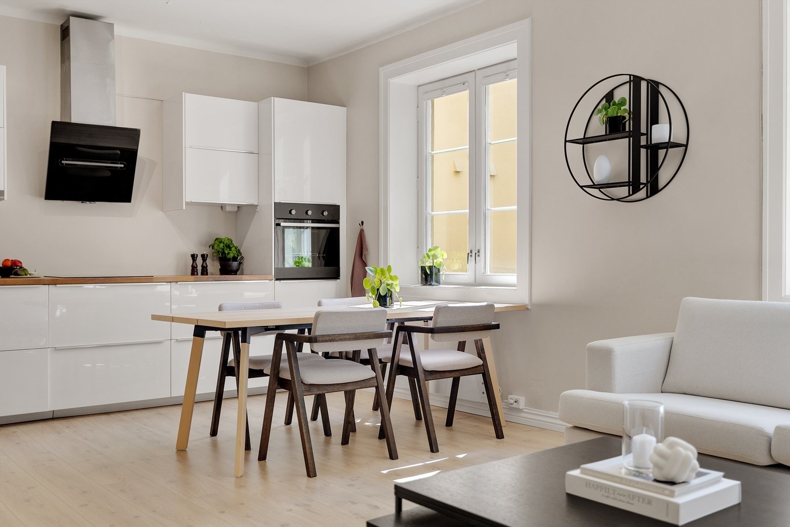 Innredningen er tidløs med god skap- og benkeplass, og det er naturlig plass til spisebord i tilknytning til kjøkkenet. Galleribilde