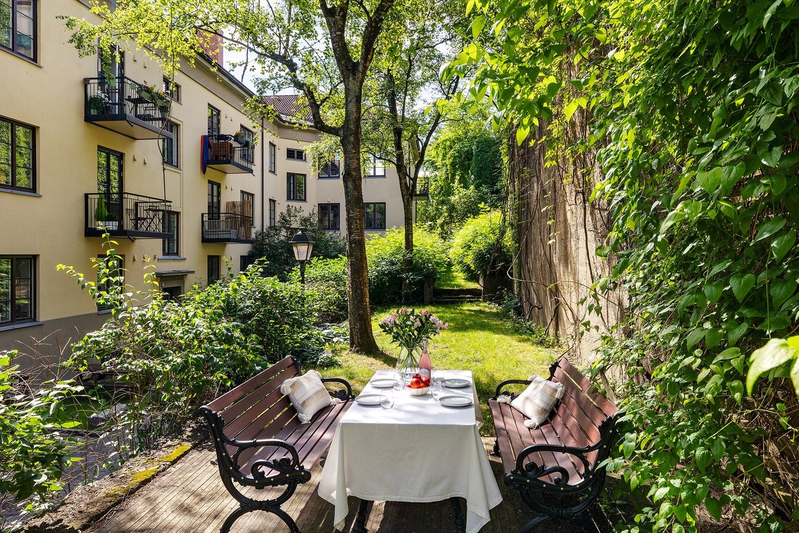 Her er det fint å sitte, sole seg eller la barna leke. Galleribilde