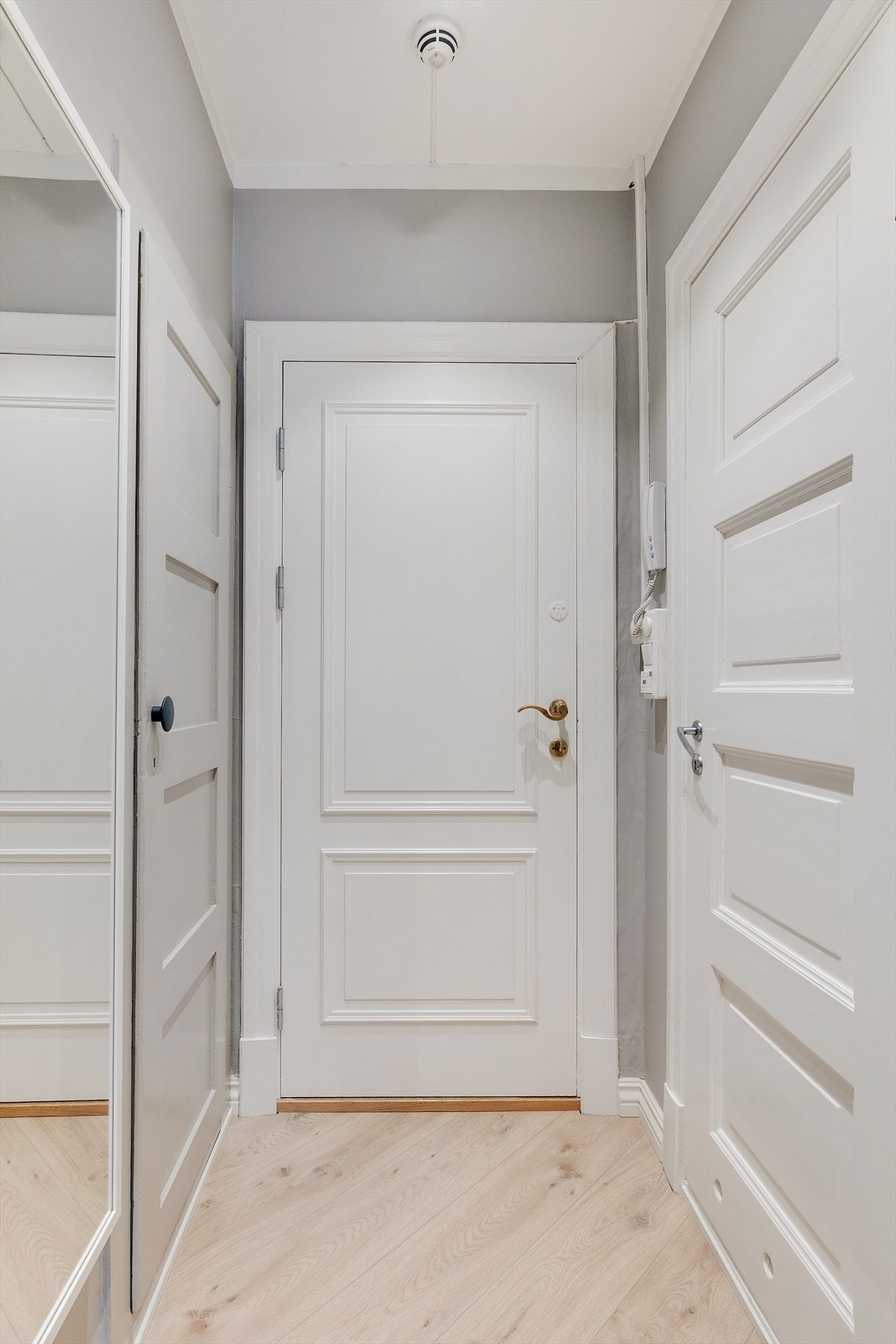 Det er montert porttelefon på vegg. Galleribilde