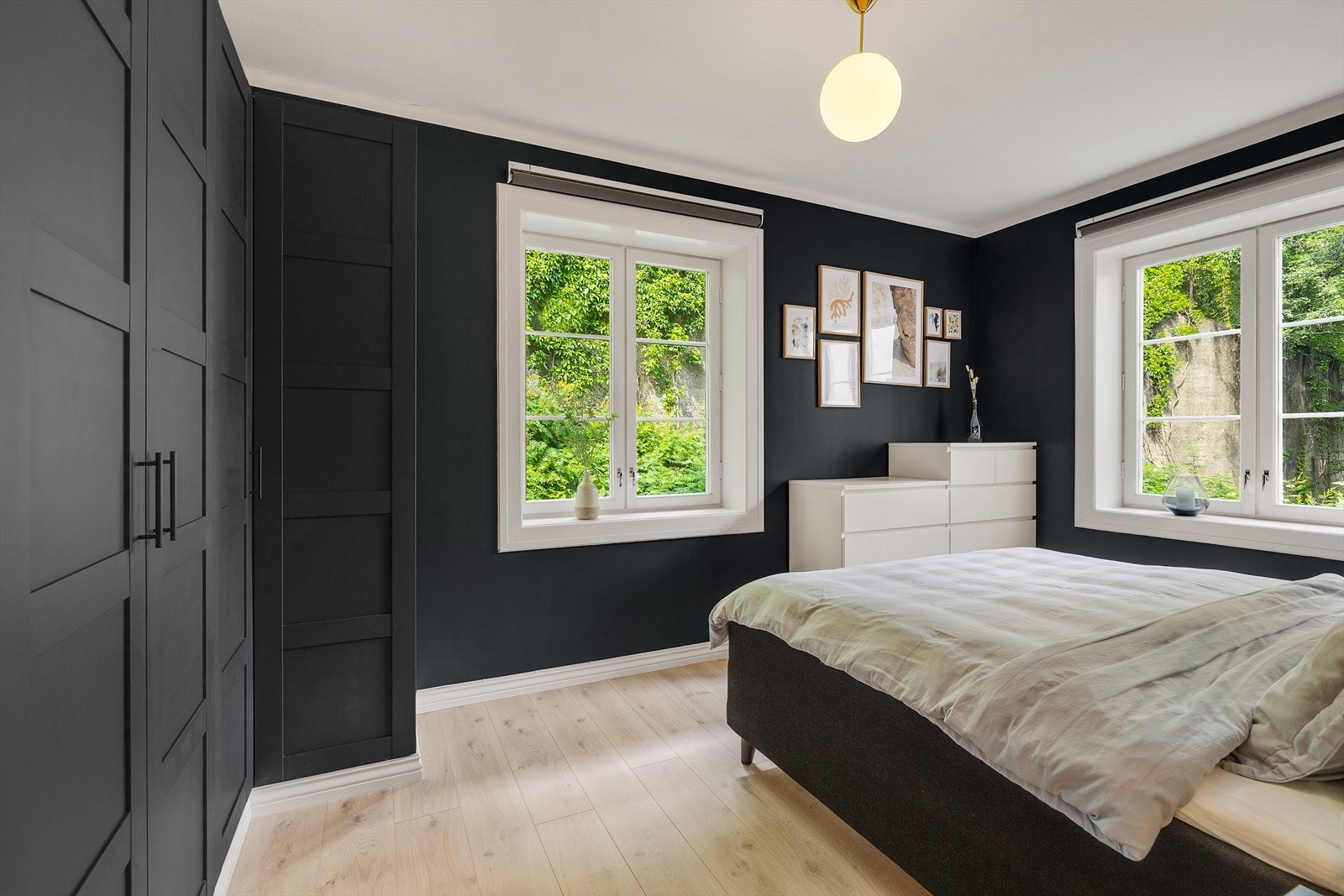 Flott og romslig hovedsoverom med god plass til dobbeltseng, garderobe og øvrig møblement. Galleribilde