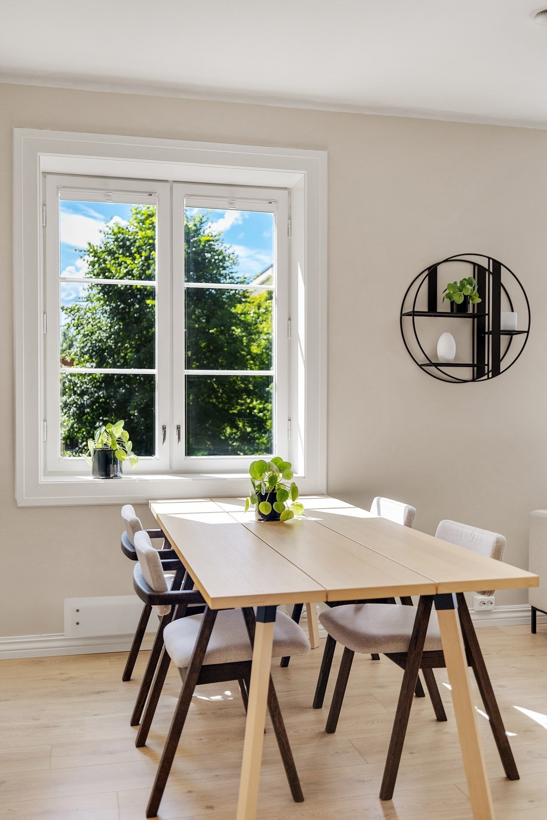 Store vinduer gir godt med lys, og rommet oppleves luftig og åpent. Galleribilde