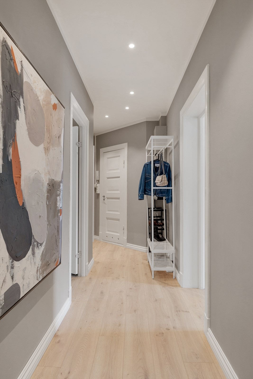 Det første som møter deg er en fin og romslig entré med plass til å henge fra seg yttertøy. Galleribilde