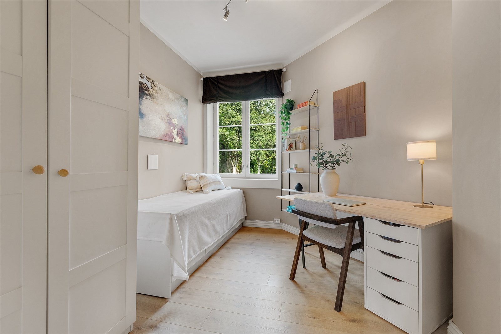 Soverom 2 passer perfekt som gjesterom, barnerom eller kontor. Galleribilde