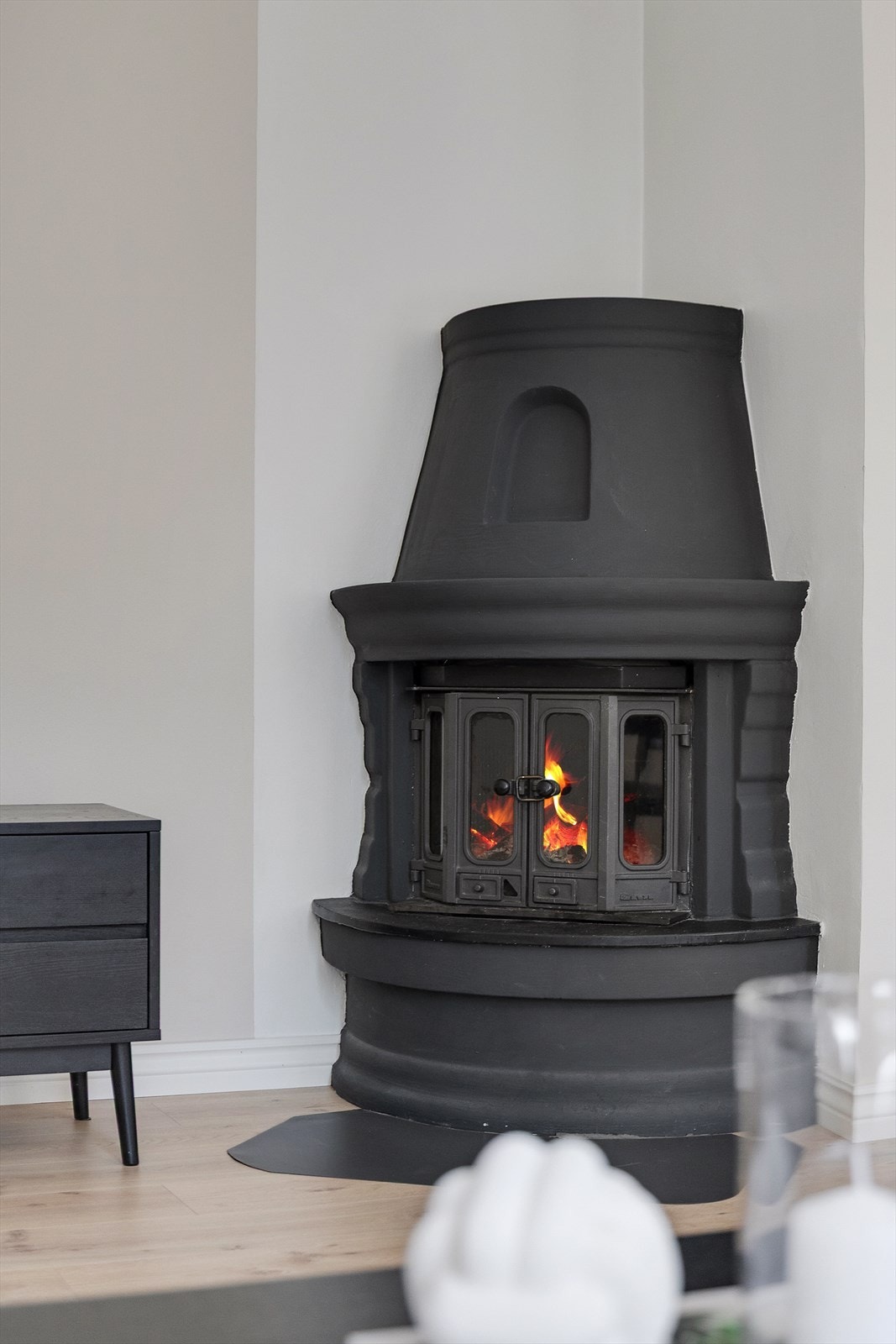 I stuen har man en sjarmerende peis som skaper hygge og gir god varme på kalde vinterdager. Galleribilde