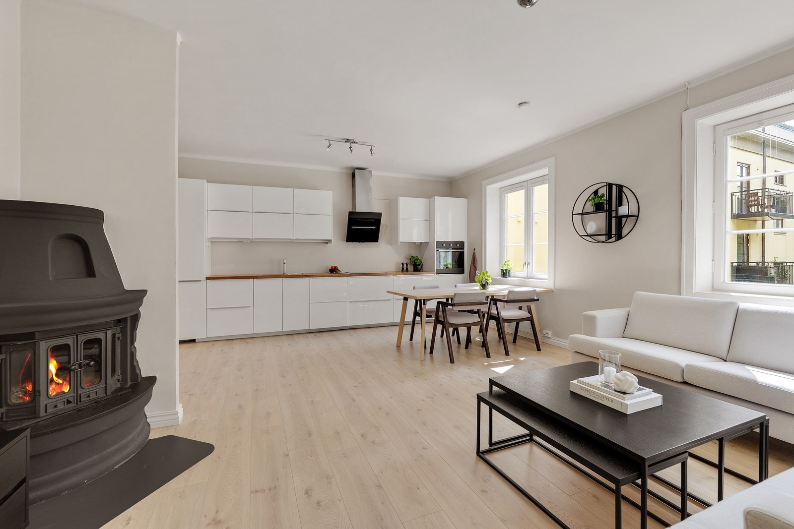 På gulvet er det pen laminat og veggene er malt i en lun fargetone. Galleribilde