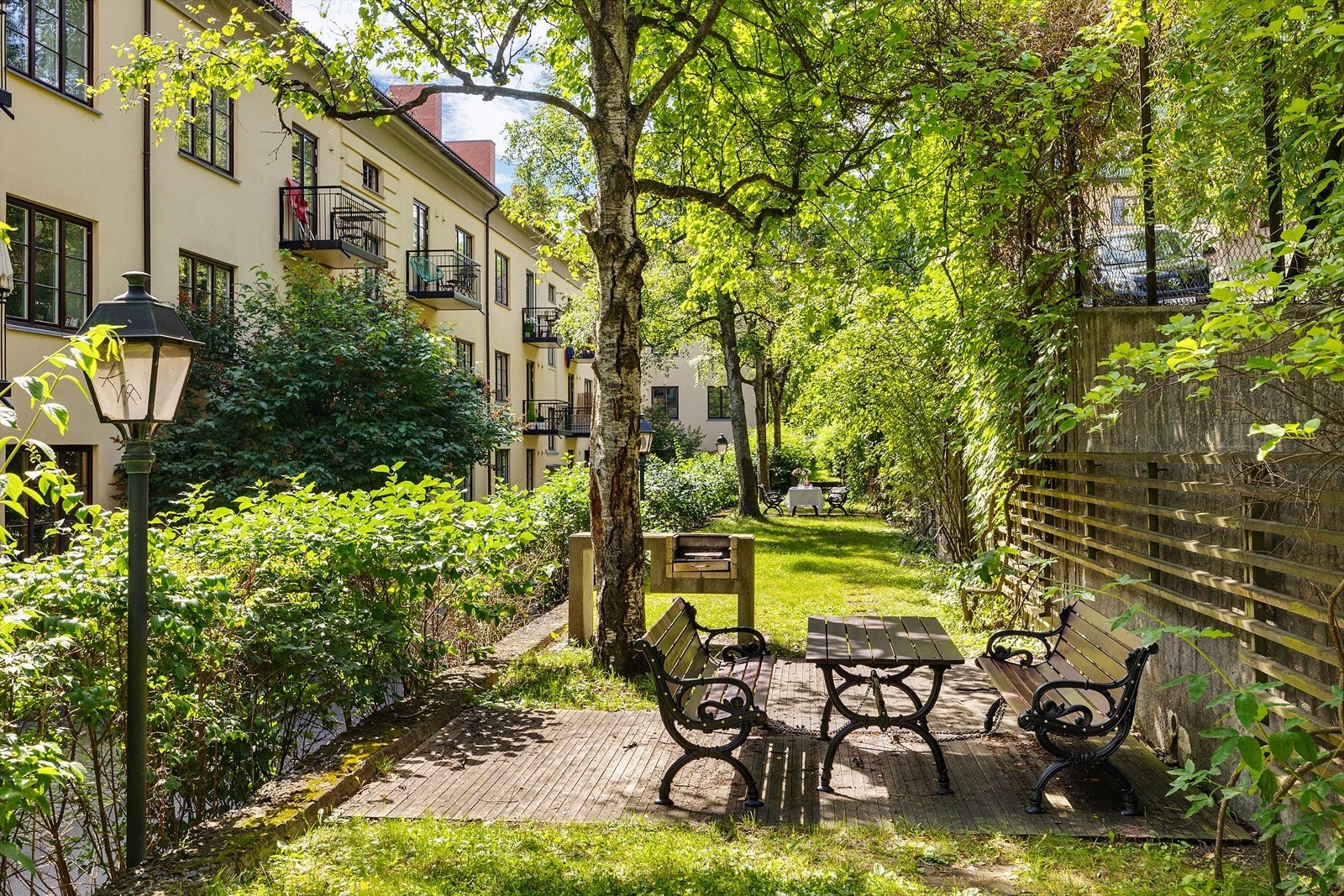 Borettslaget har et pent opparbeidet fellesområde med flere gressplener i forskjellige platåer, med sittegrupper og felles grill som man kan benytte seg av. Galleribilde