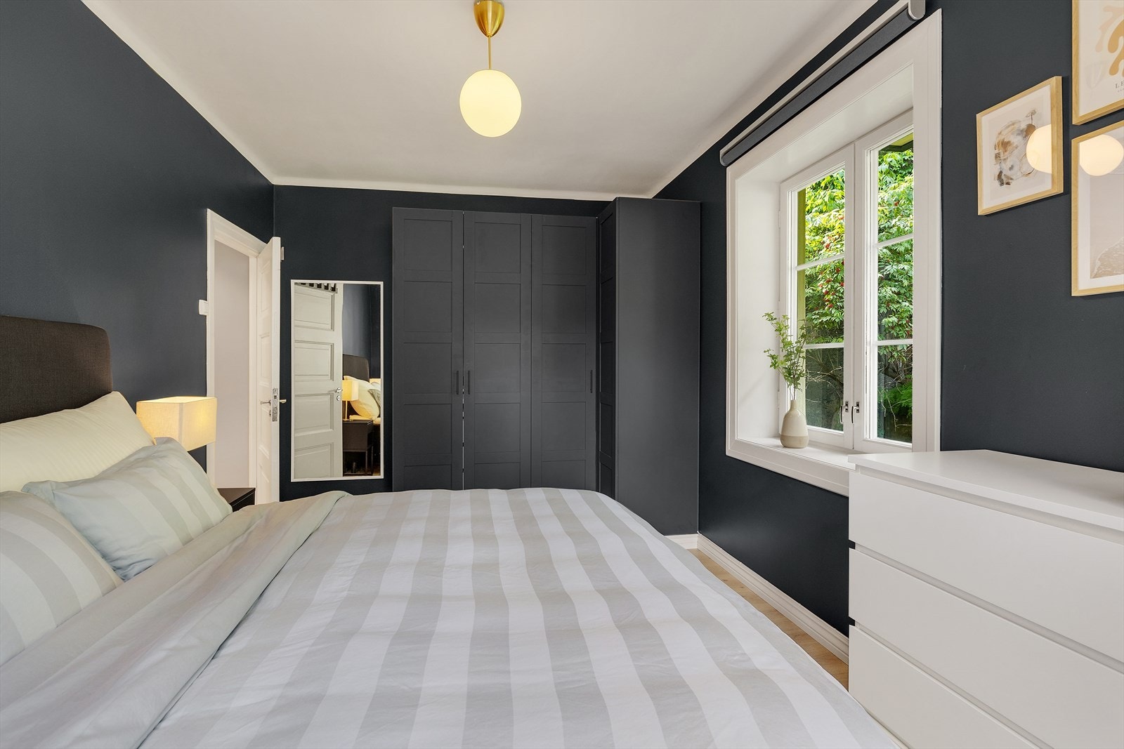 God oppbevaringsplass i praktisk garderobeskap. Galleribilde