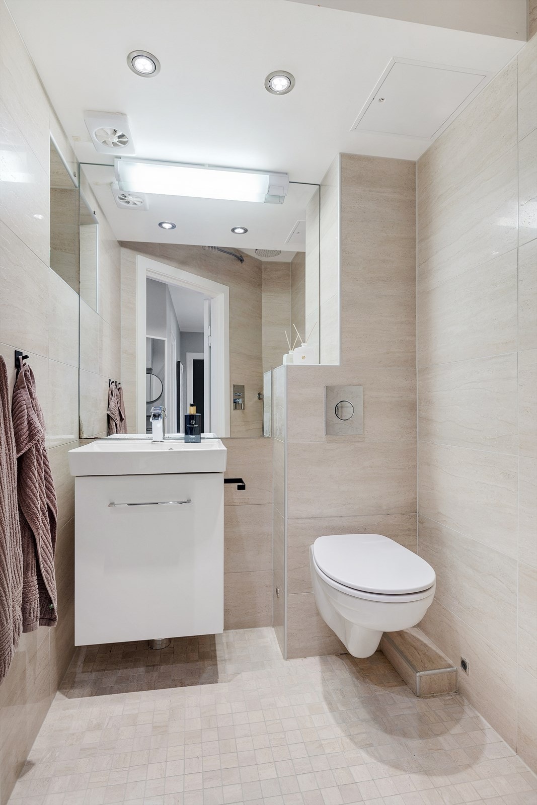 Downlights i tak og varmekabler i gulv. Galleribilde