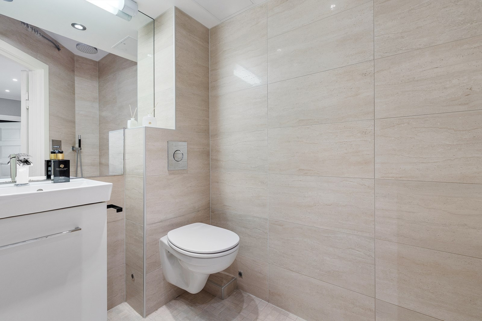 Delikat innredet baderom med fliser på gulv og vegger. Badet ble oppgradert i regi av borettslaget i 2013. Galleribilde