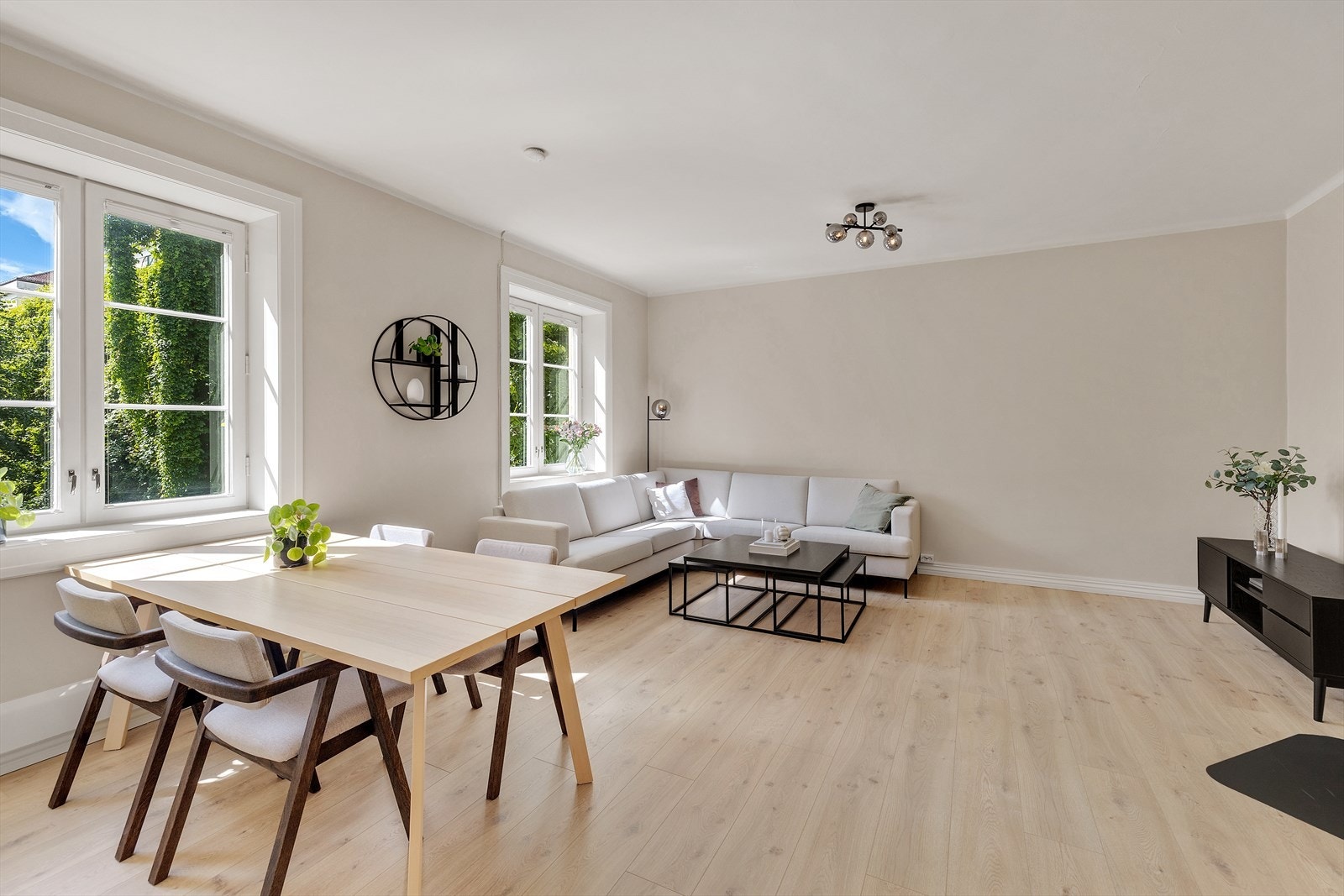 Her er det enkelt å innrede med både spisegruppe og sofahjørne med tilhørende møbler. Galleribilde