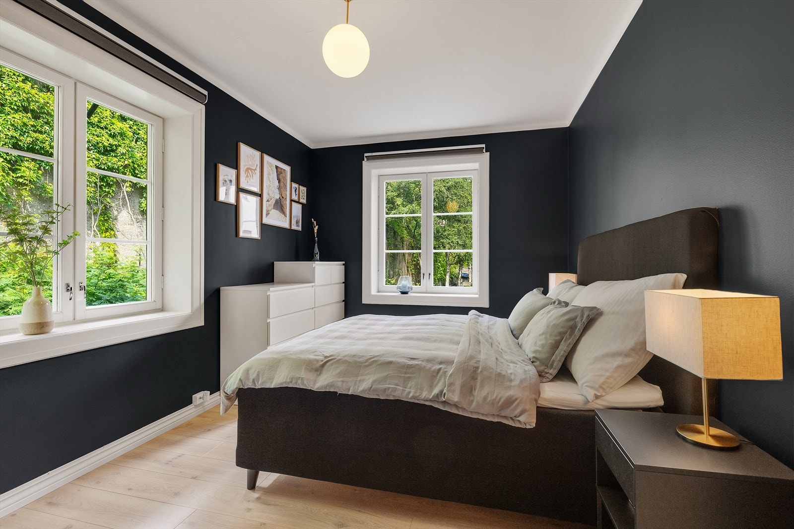 Leiligheten har 2 behagelige soverom. Begge soverommene vender mot bakgård, så her kan man nyte en god natts søvn i rolige omgivelser. Galleribilde