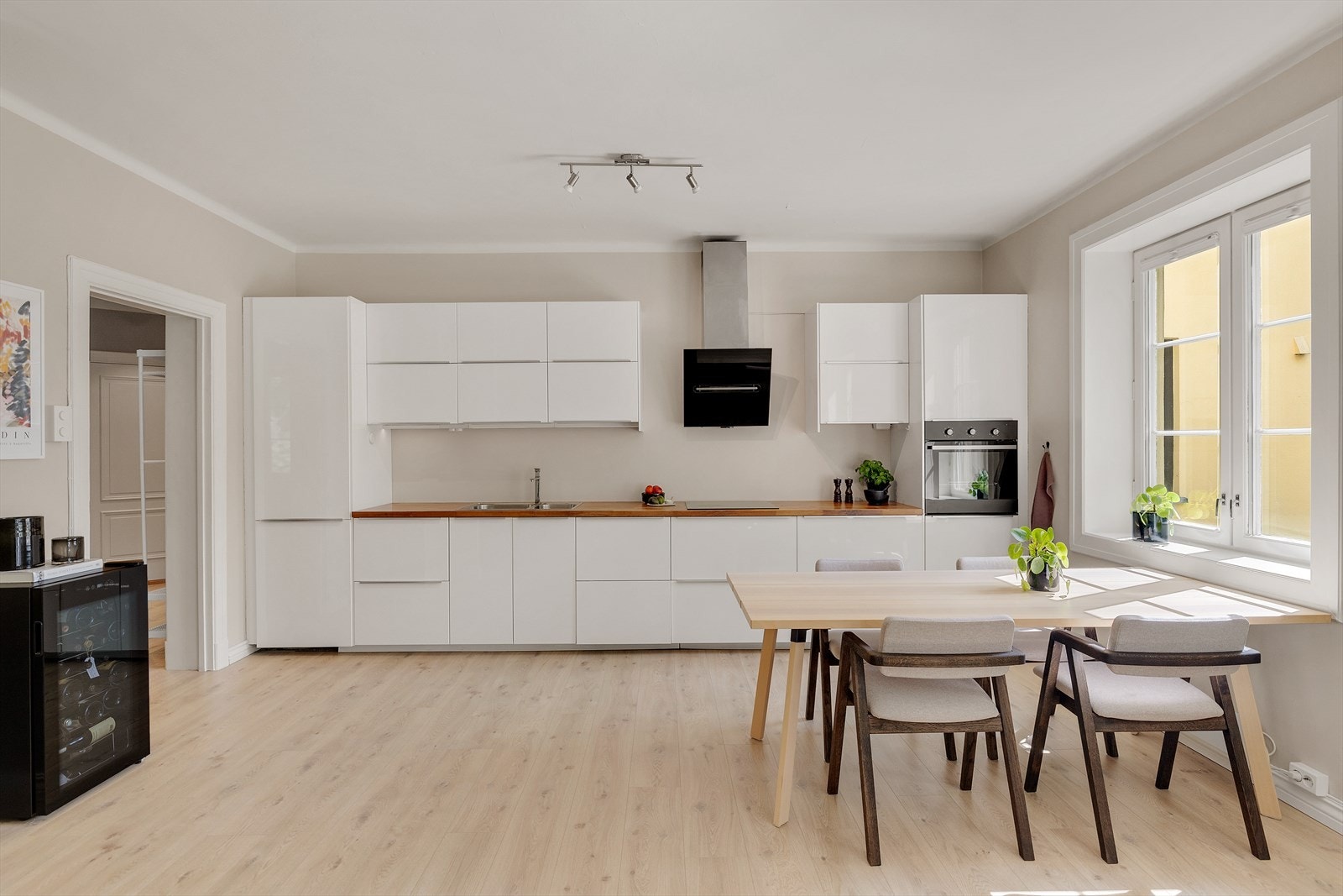 Kjøkkeninnredning fra Ikea med hvite høyglans fronter og benkeplate i laminat. Galleribilde