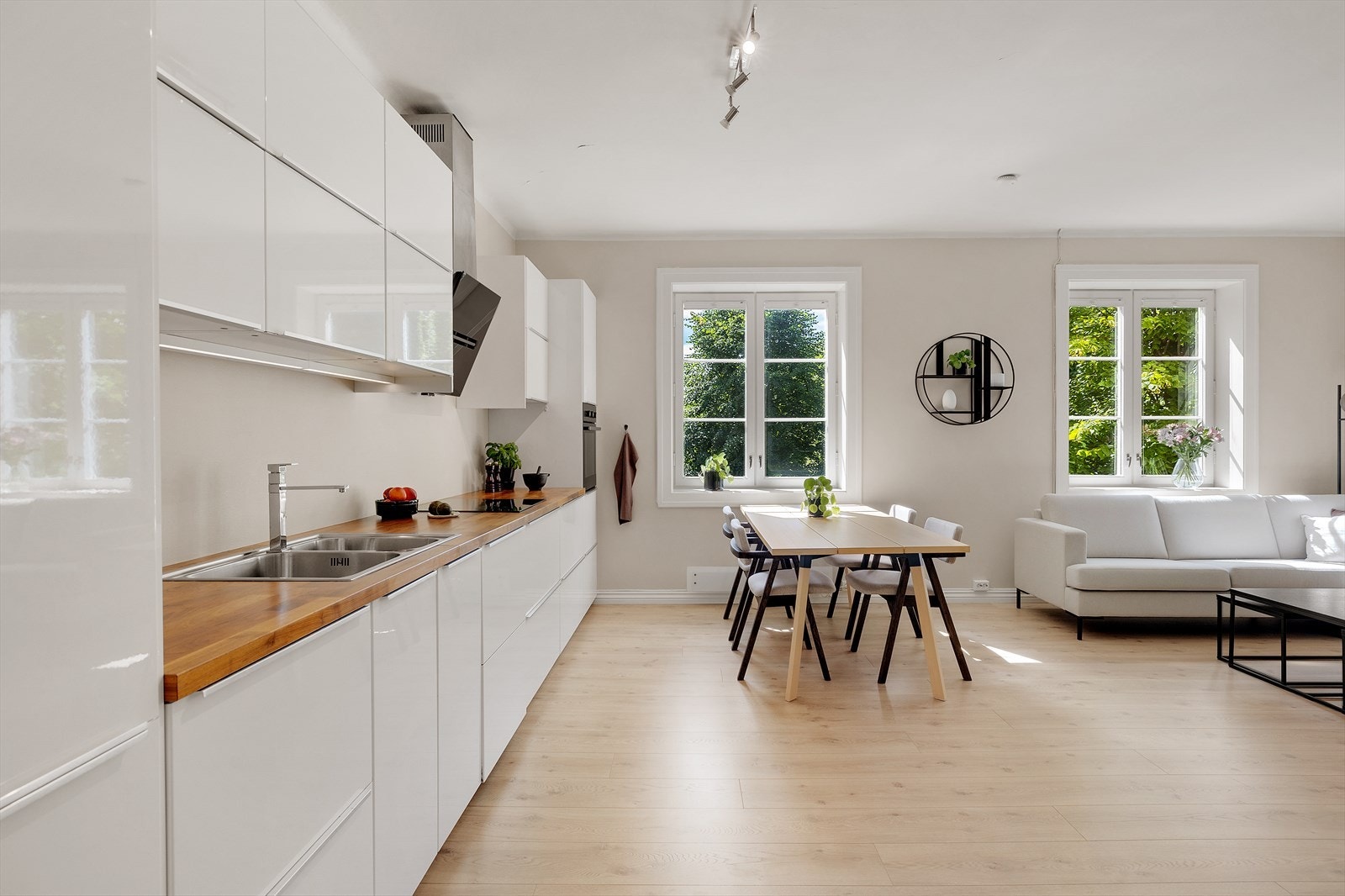 Leiligheten har en åpen løsning mellom stue og kjøkken, noe som skaper et sosialt og hyggelig oppholdsrom. Galleribilde