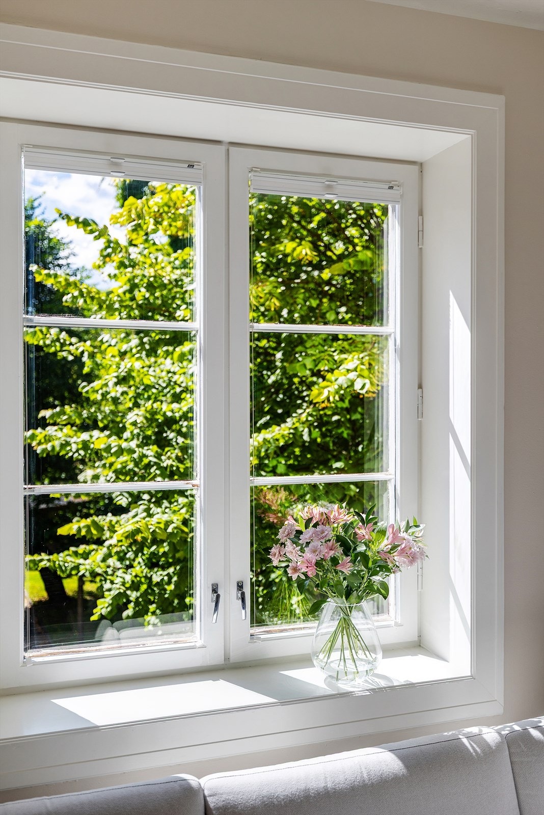 Klassiske vinduer med godt lysinnslipp og spesialtilpasset Luxaflex plisségardiner. Galleribilde