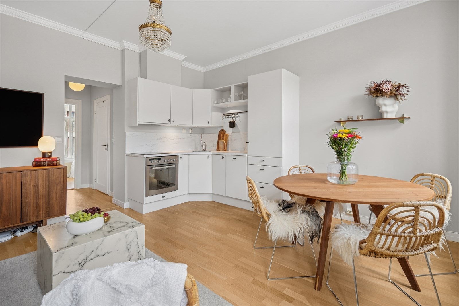 Den gode takhøyden målt til 2,74 m, gir en god romfølelse. Stuen har klassiske detaljer som rosett og stukkatur. Galleribilde