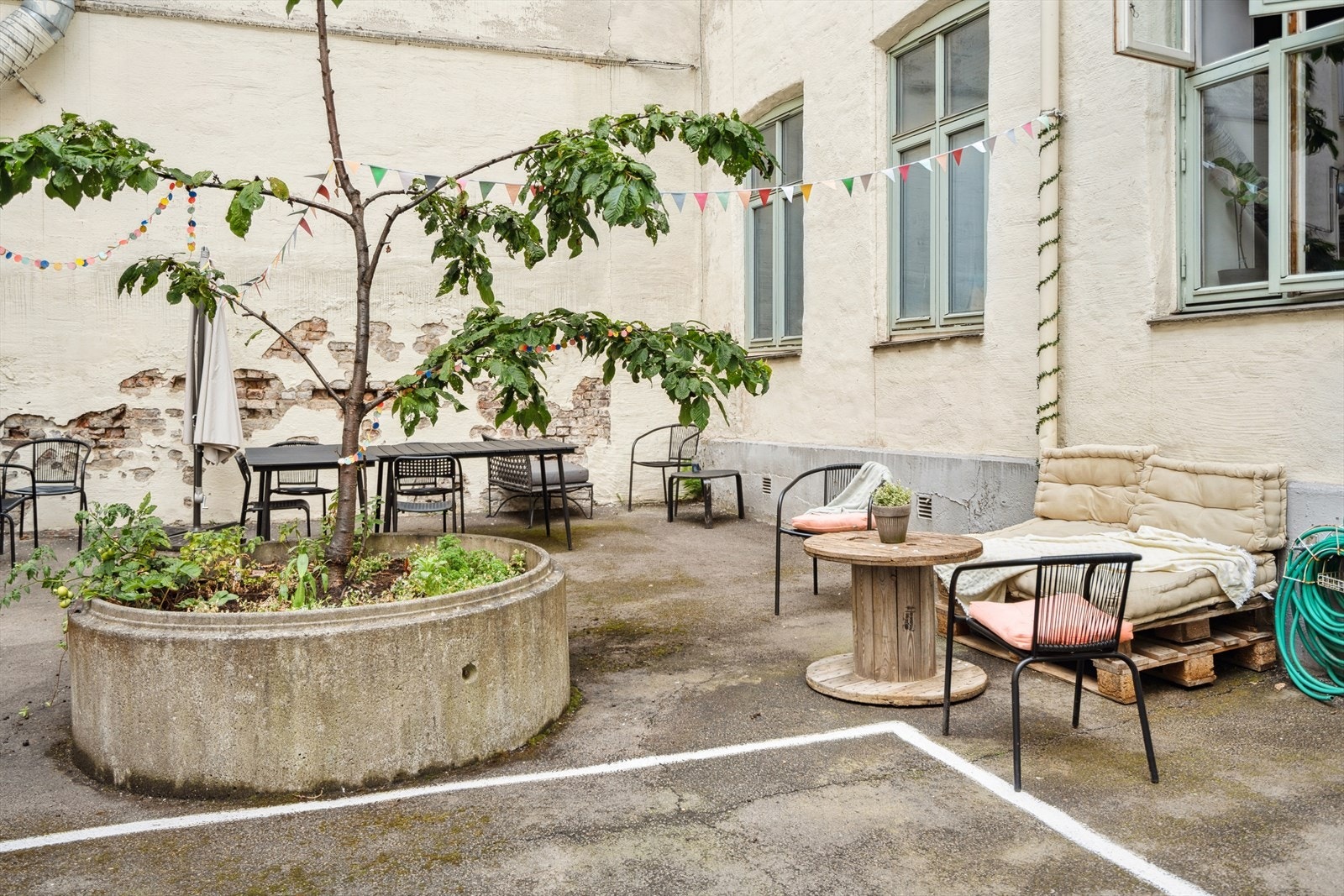 Hyggelig bakgård i borettslaget med flere sittegrupper. Galleribilde