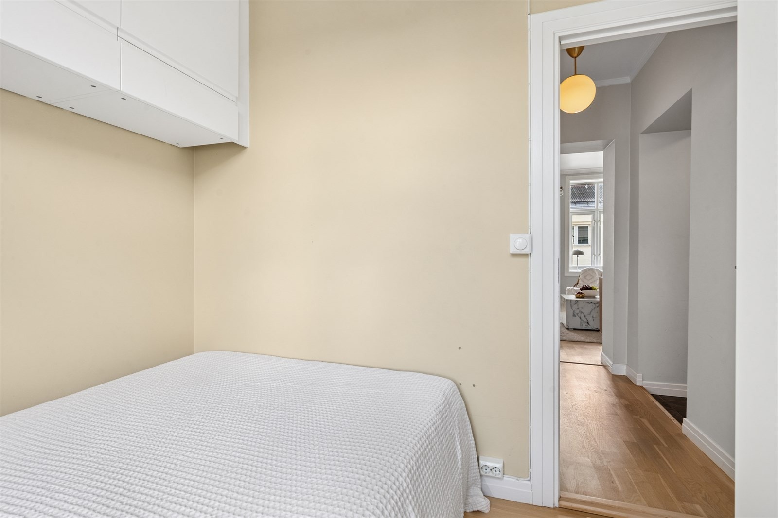 Soverommet er malt i en tidsriktig og behagelig fargetone. Galleribilde