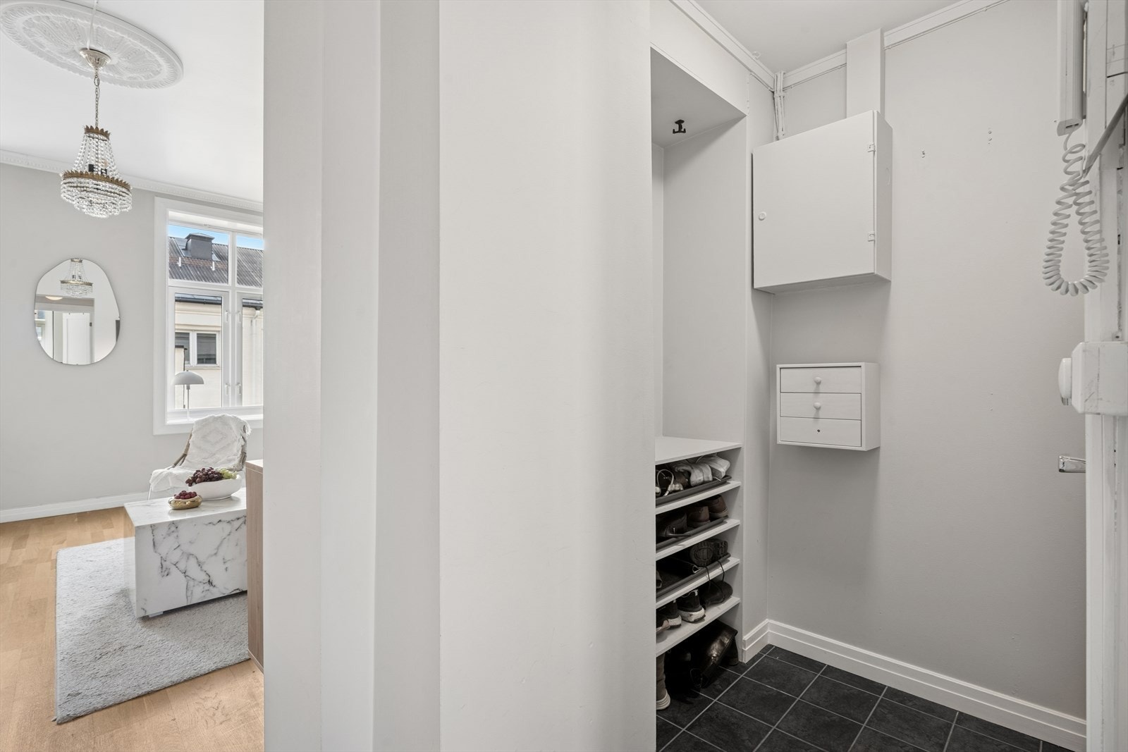 Her er det plass til sko og å henge fra seg yttertøy Galleribilde