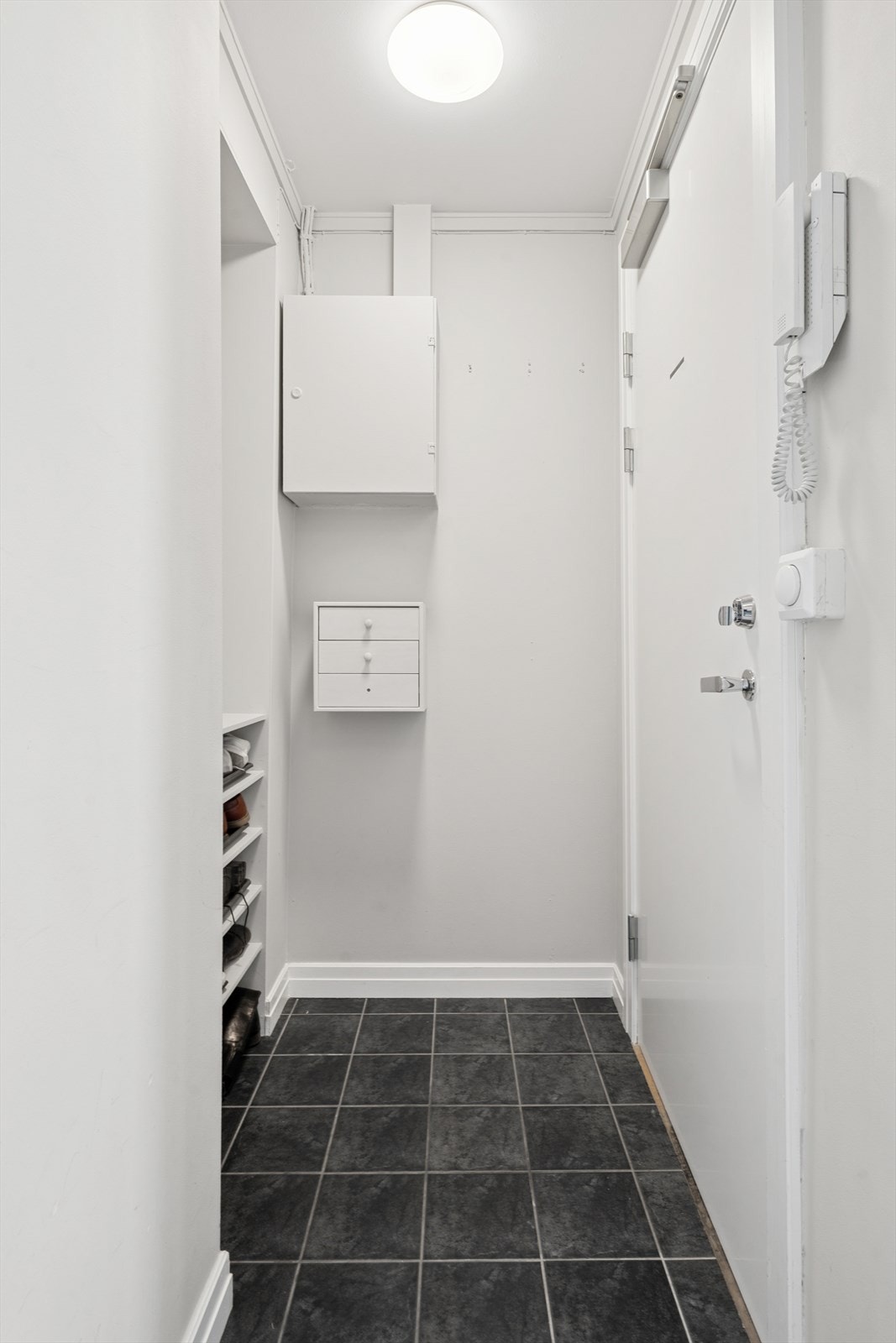 Pen, flislagt entré som gir et godt førsteinntrykk. Dørcalling finner du også her. Galleribilde