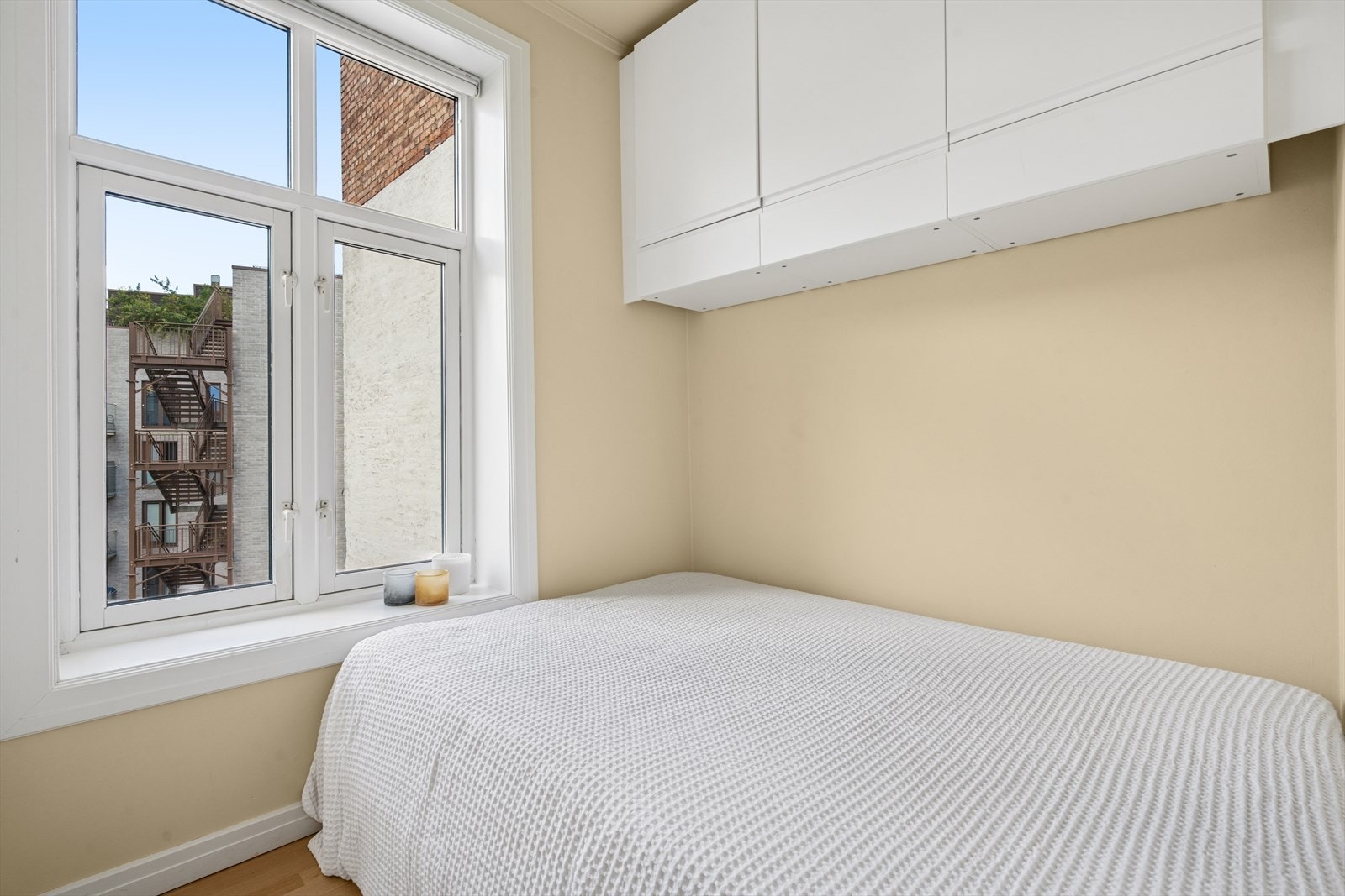 Lyst soverom med plass til 1,50 seng og uten innsyn vendt mot rolige omgivelser. Galleribilde