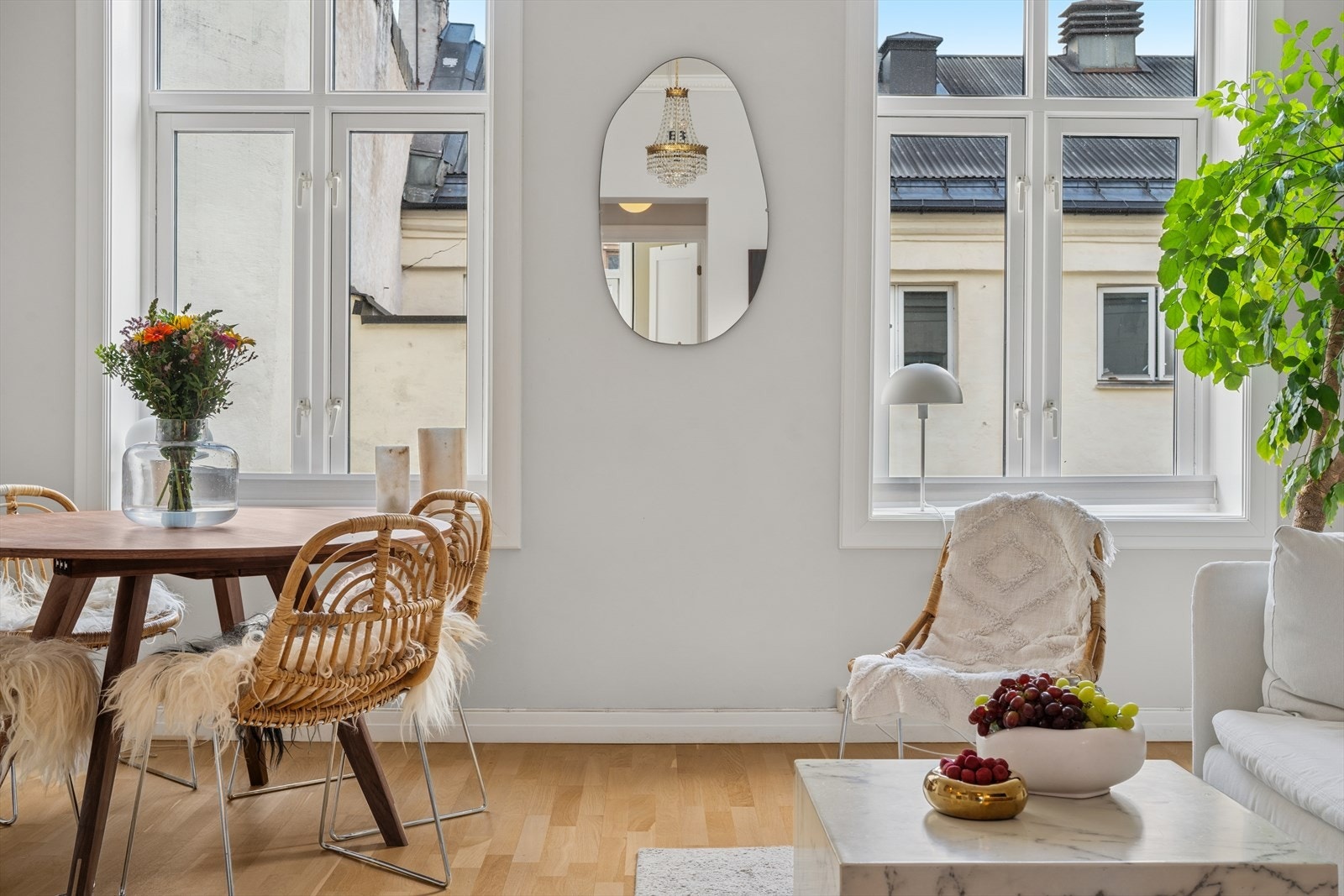 Store vindusflater som gir leiligheten rikelig med naturlig lysinnslipp. Galleribilde