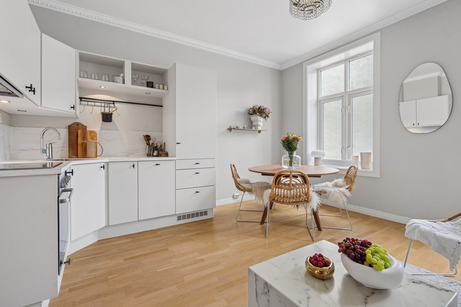 Stue og kjøkken ligger i en åpen og sosial løsning. Galleribilde