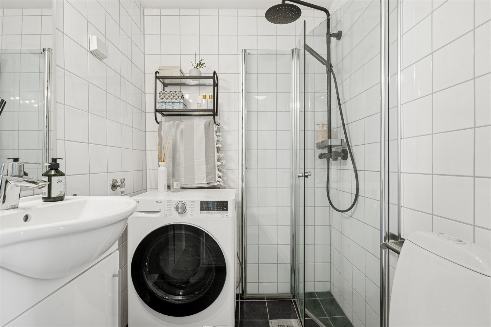 Pent, flislagt bad fra 2005 med opplegg til vaskemaskin. Galleribilde