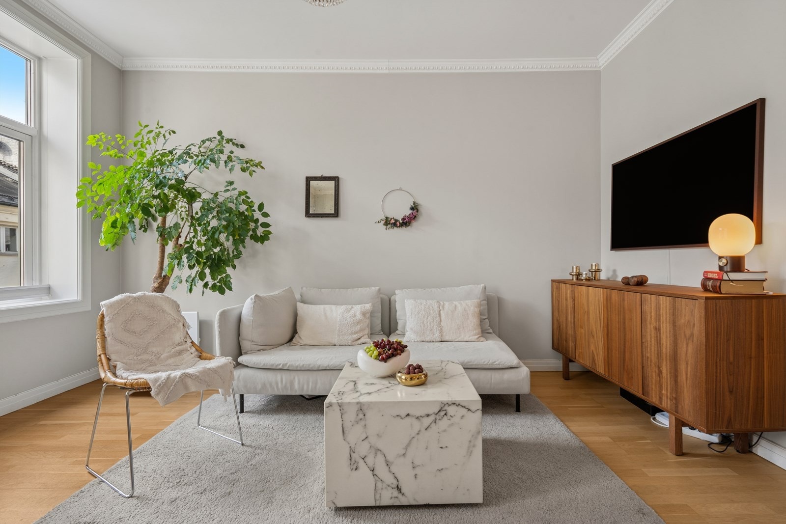 Dette er en gjennomgående lys og moderne 2-roms leilighet med svært sentral og skjermet beliggenhet i indre gårdsrom. Galleribilde