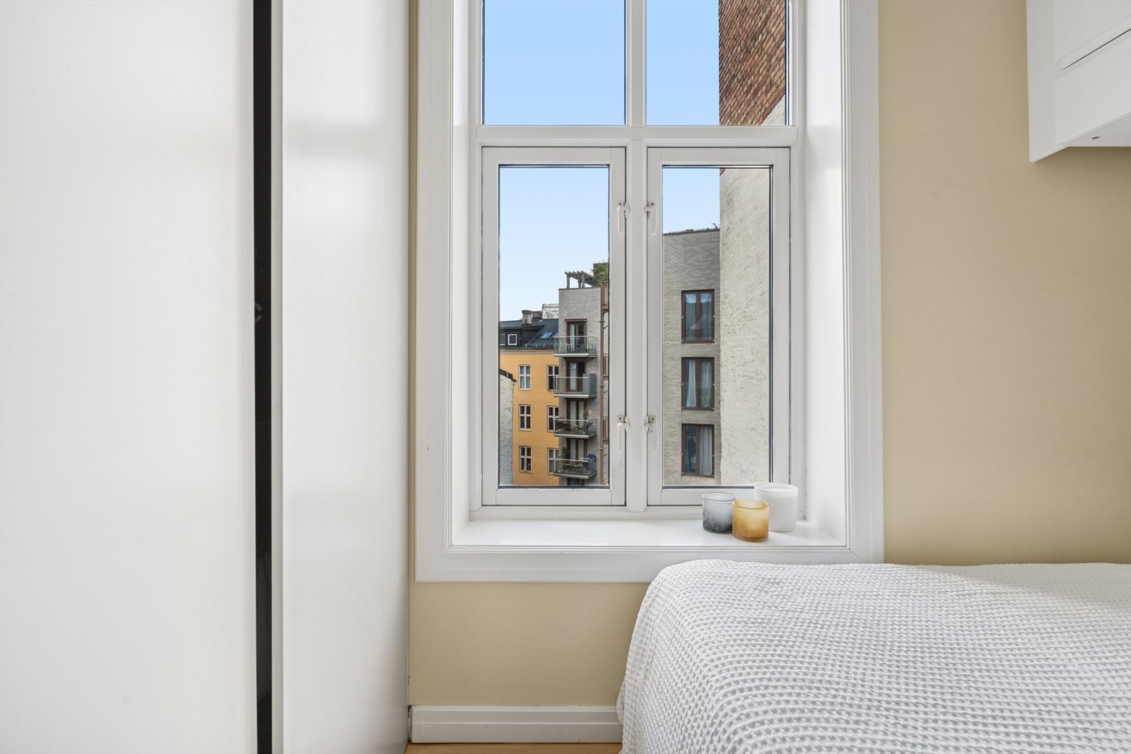 Soverommet er godt utnyttet med garderobeskap langs veggen og veggskap, som gir rikelig med oppbevaringsplass. Galleribilde