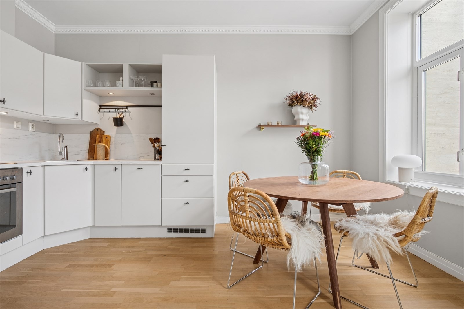 God plass til en spisegruppe ved kjøkkenet. Galleribilde