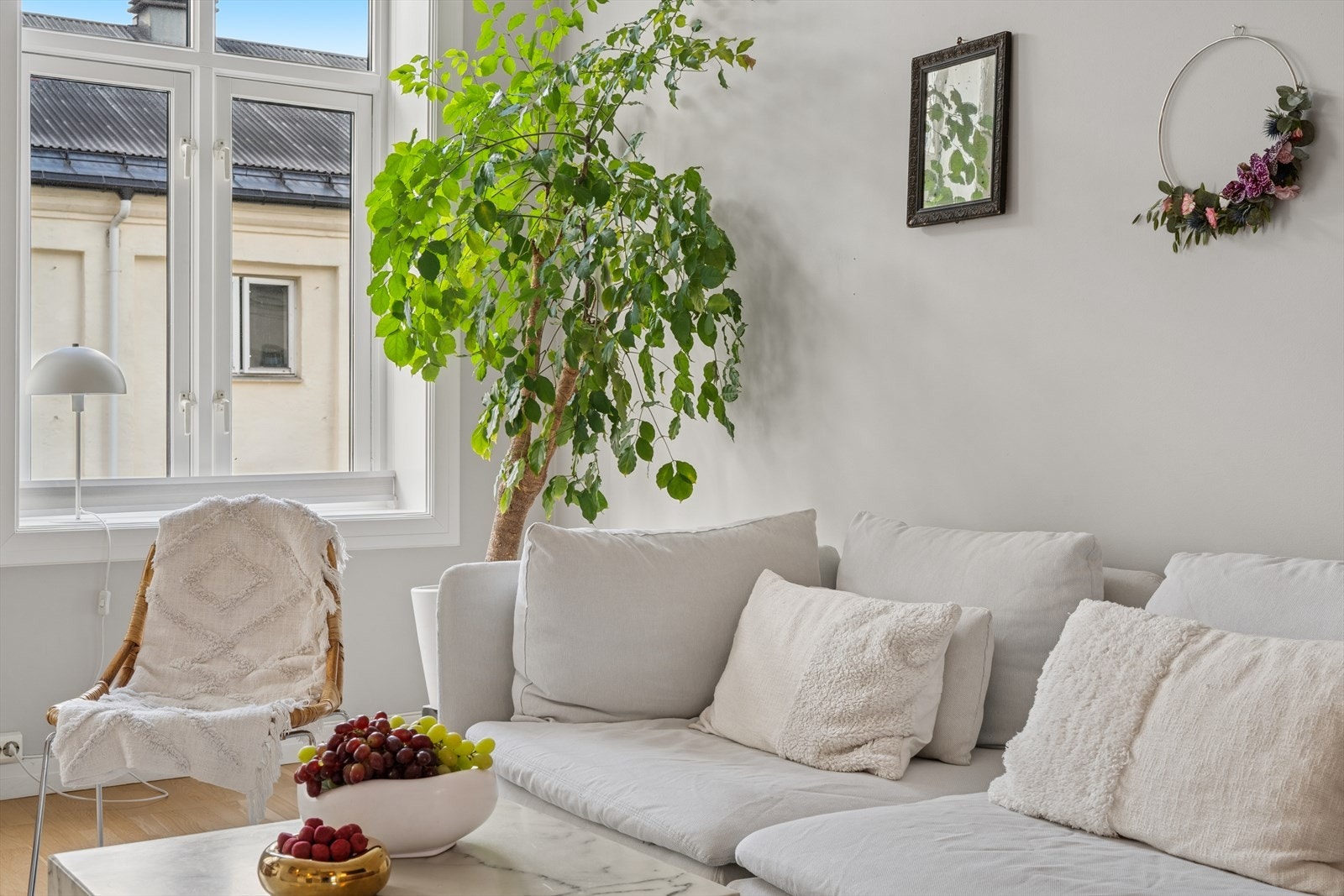 Stuen oppleves som enkel å møblere med flere muligheter. Galleribilde