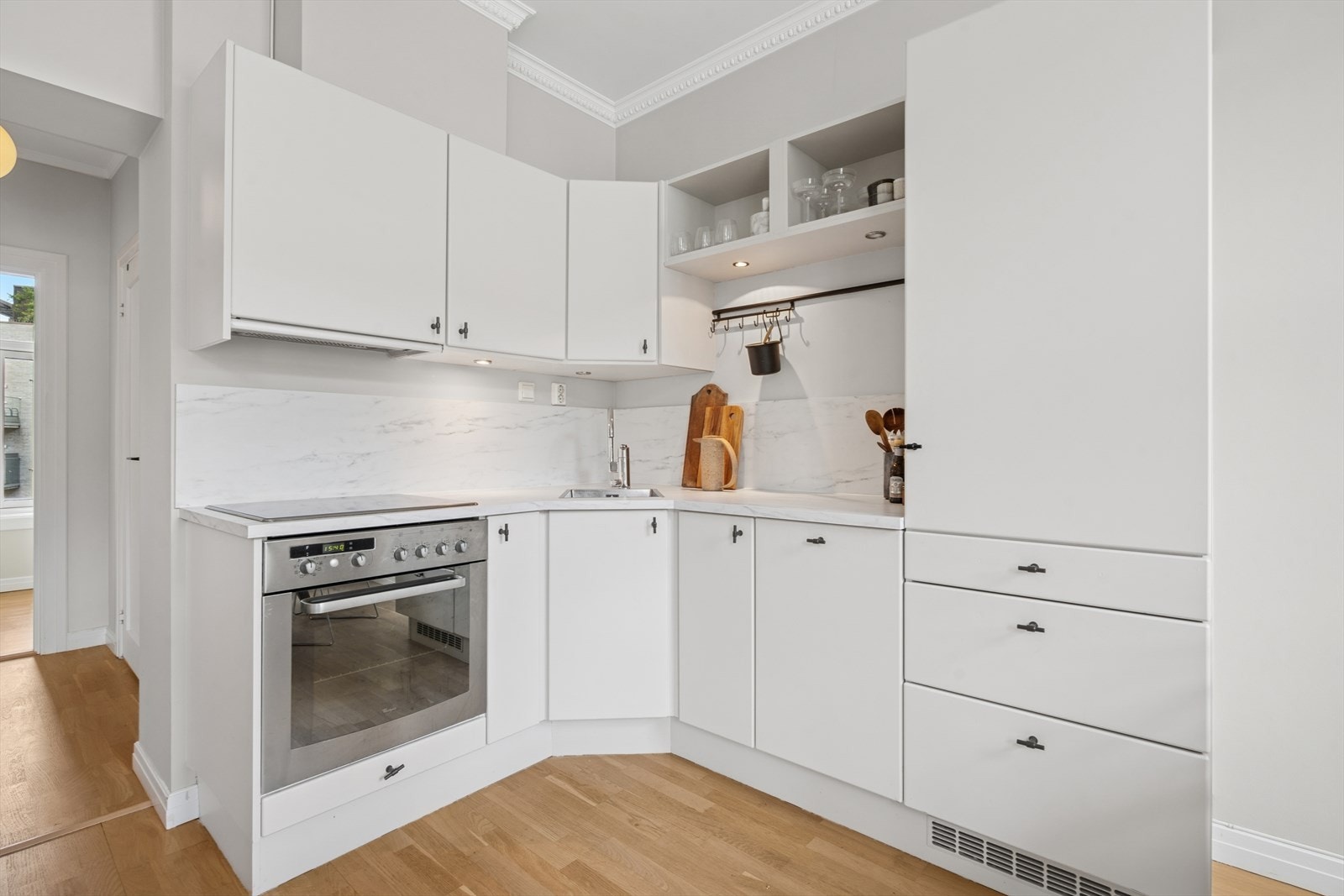 Kjøkken i moderne og tidsriktige toner. Kjøkkenet er fra Sigdal og er utstyrt med keramisk koketopp, integrert stekeovn, kjøleskap og oppvaskmaskin. Galleribilde