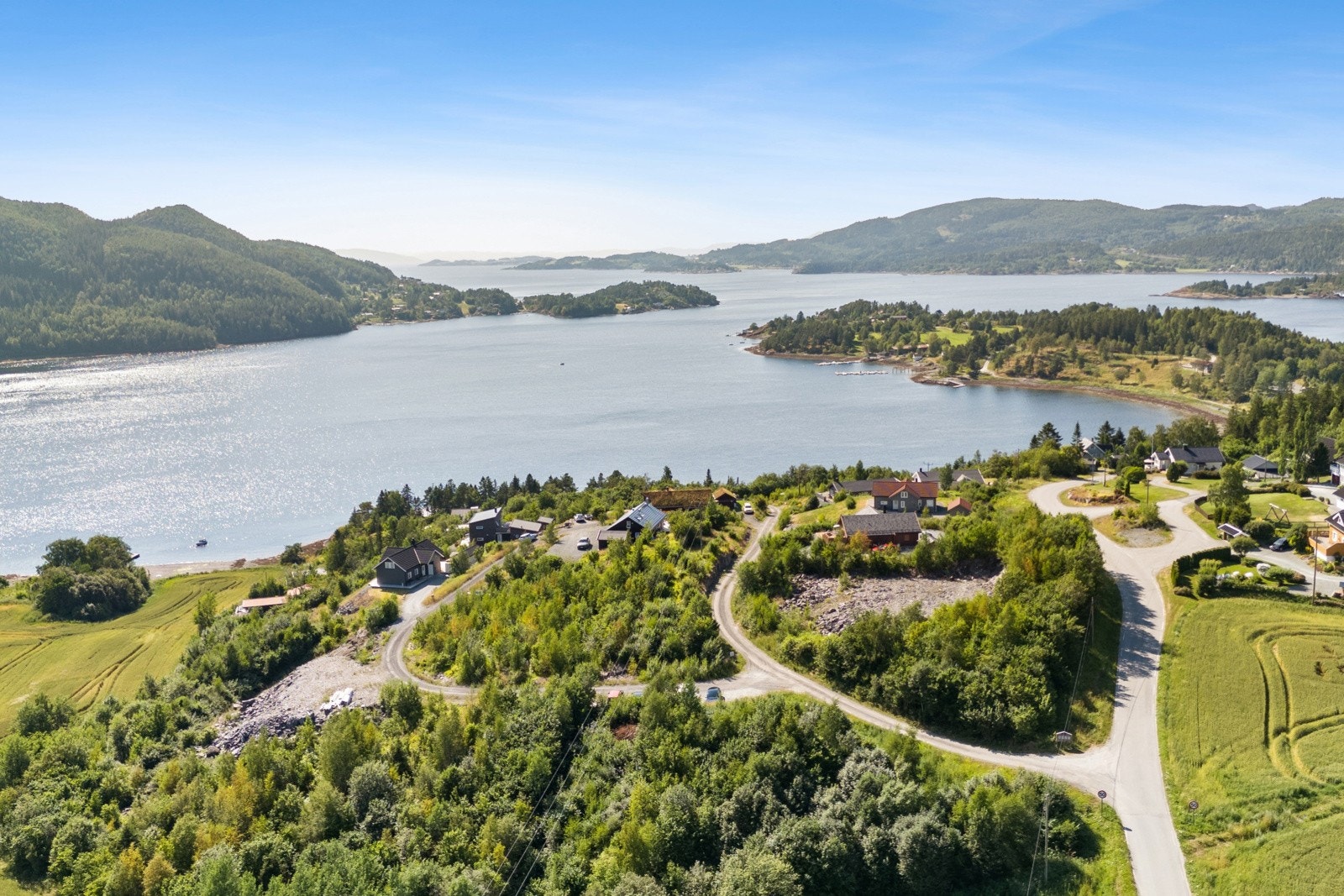 Her har man alt klargjort for å bygge seg en drømmehytte ved sjøen. Det er vei fram til hytta, og det er lagt både vann, avløp og strøm i feltet som gir mulighet for alle fasiliteter. Galleribilde